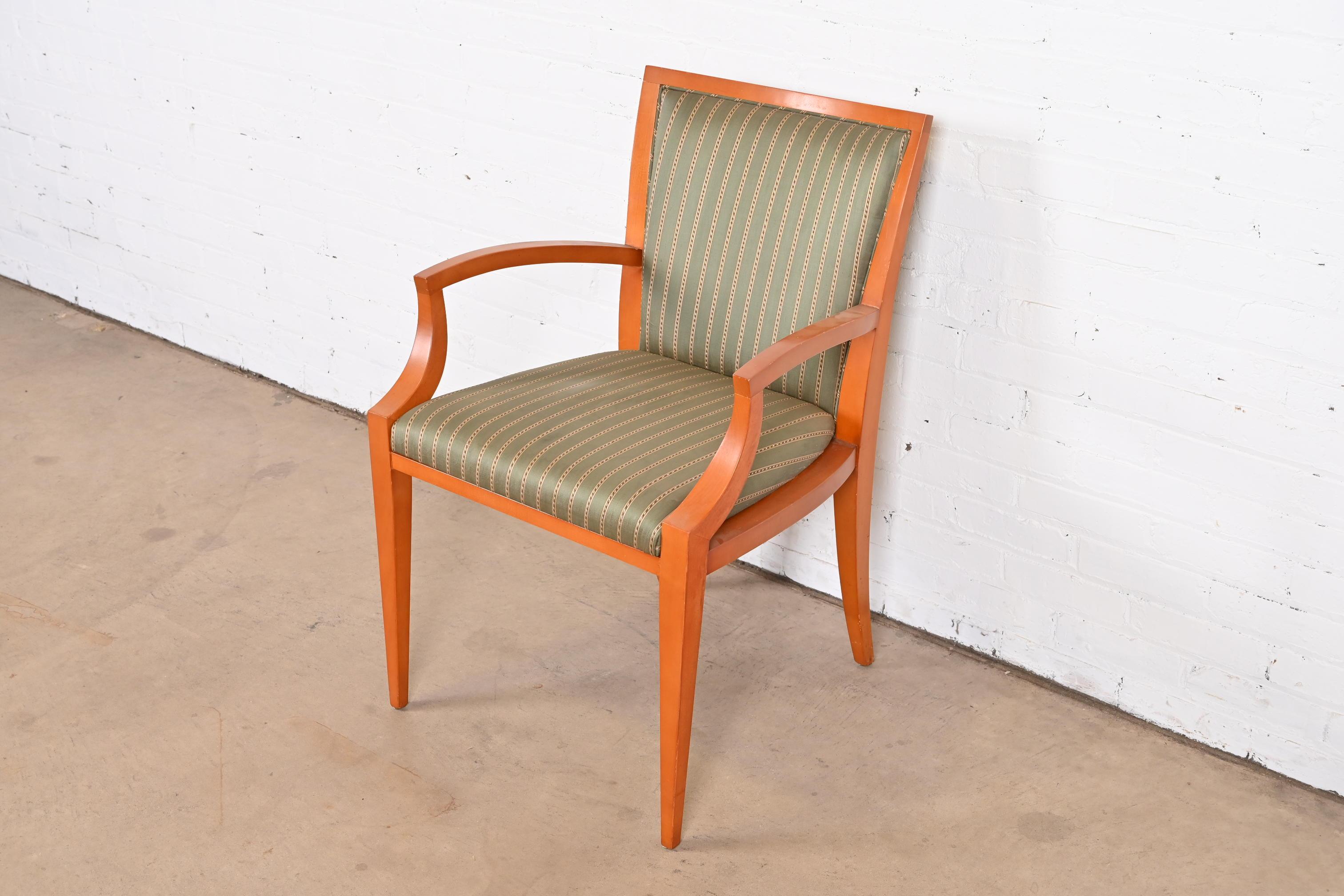Baker Furniture Neoklassizistischer Sessel aus massivem Ahornholz mit Seidenpolsterung im Zustand „Gut“ im Angebot in South Bend, IN