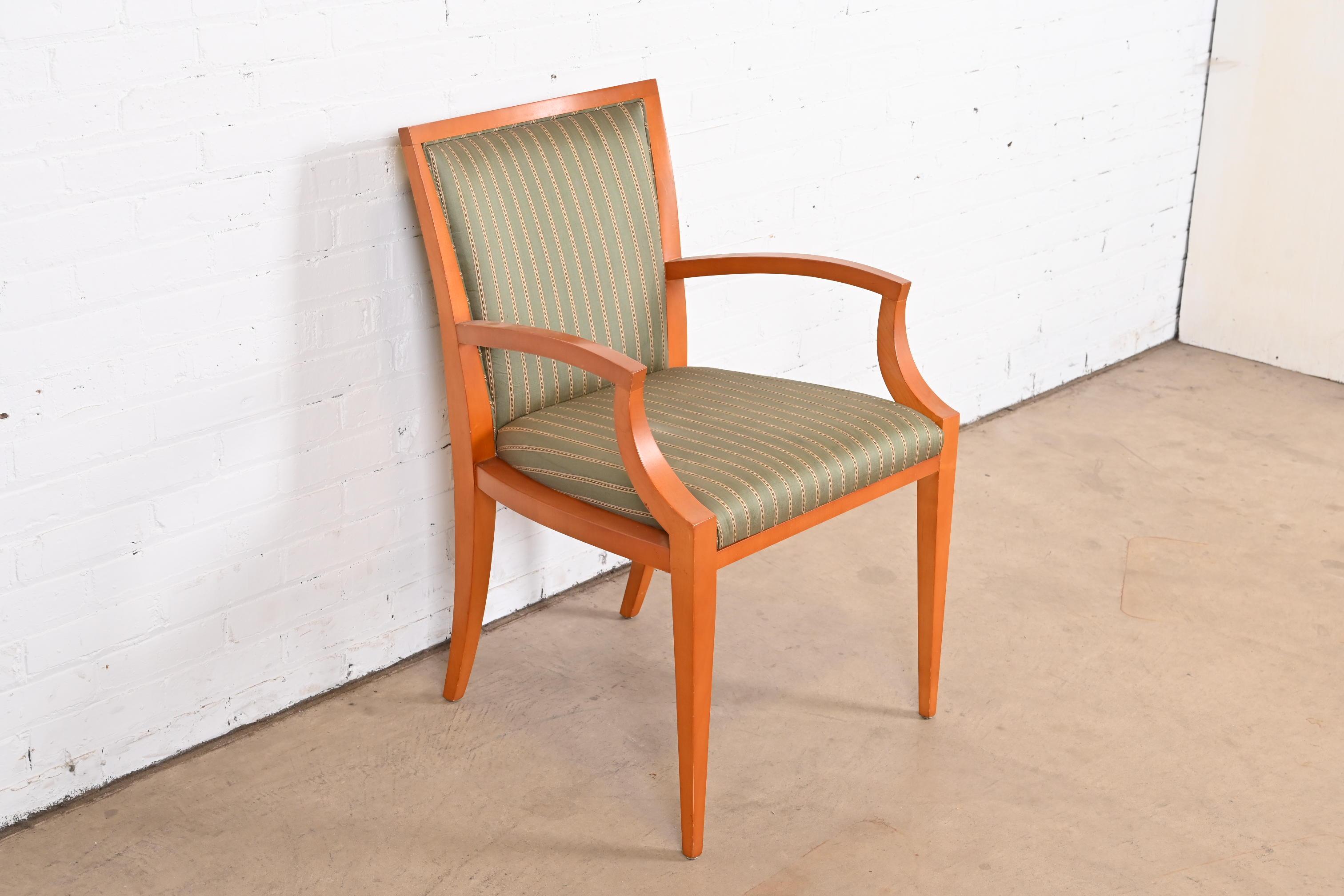 Baker Furniture Neoklassizistischer Sessel aus massivem Ahornholz mit Seidenpolsterung (20. Jahrhundert) im Angebot