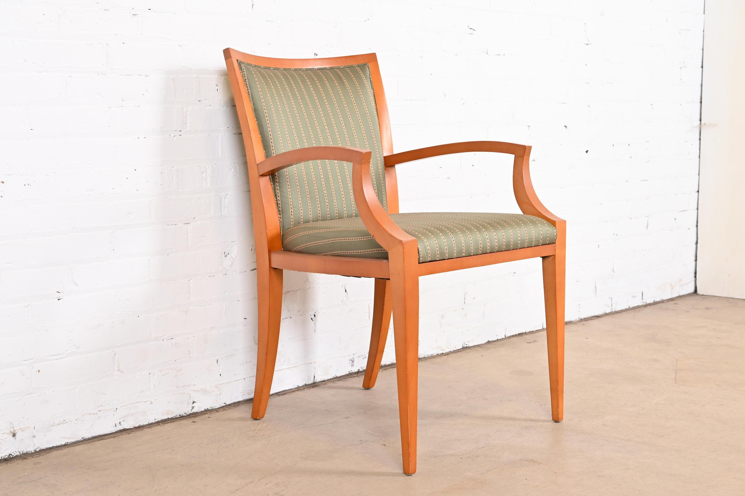 Baker Furniture Neoklassizistischer Sessel aus massivem Ahornholz mit Seidenpolsterung im Angebot 1