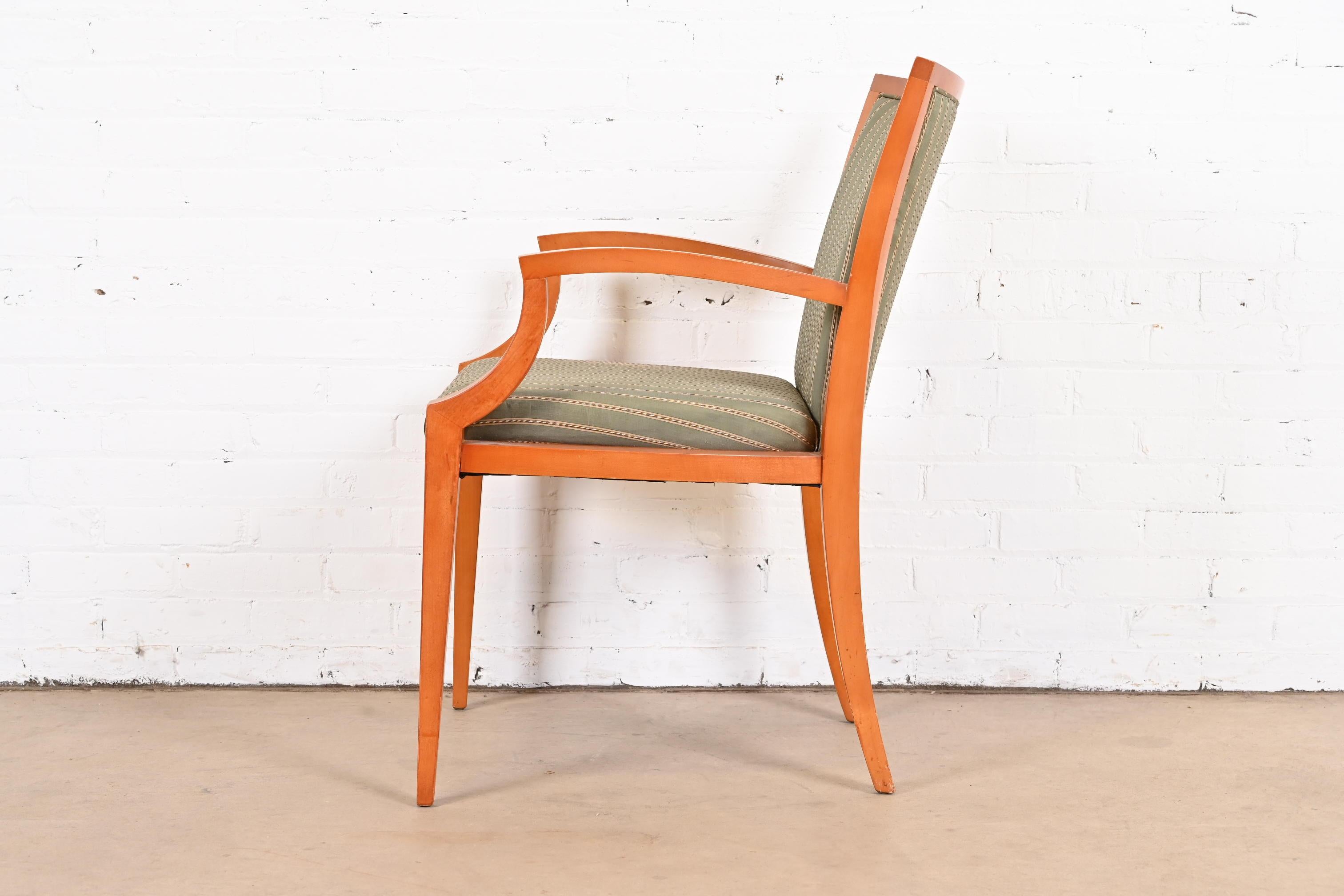 Baker Furniture Neoklassizistischer Sessel aus massivem Ahornholz mit Seidenpolsterung im Angebot 3