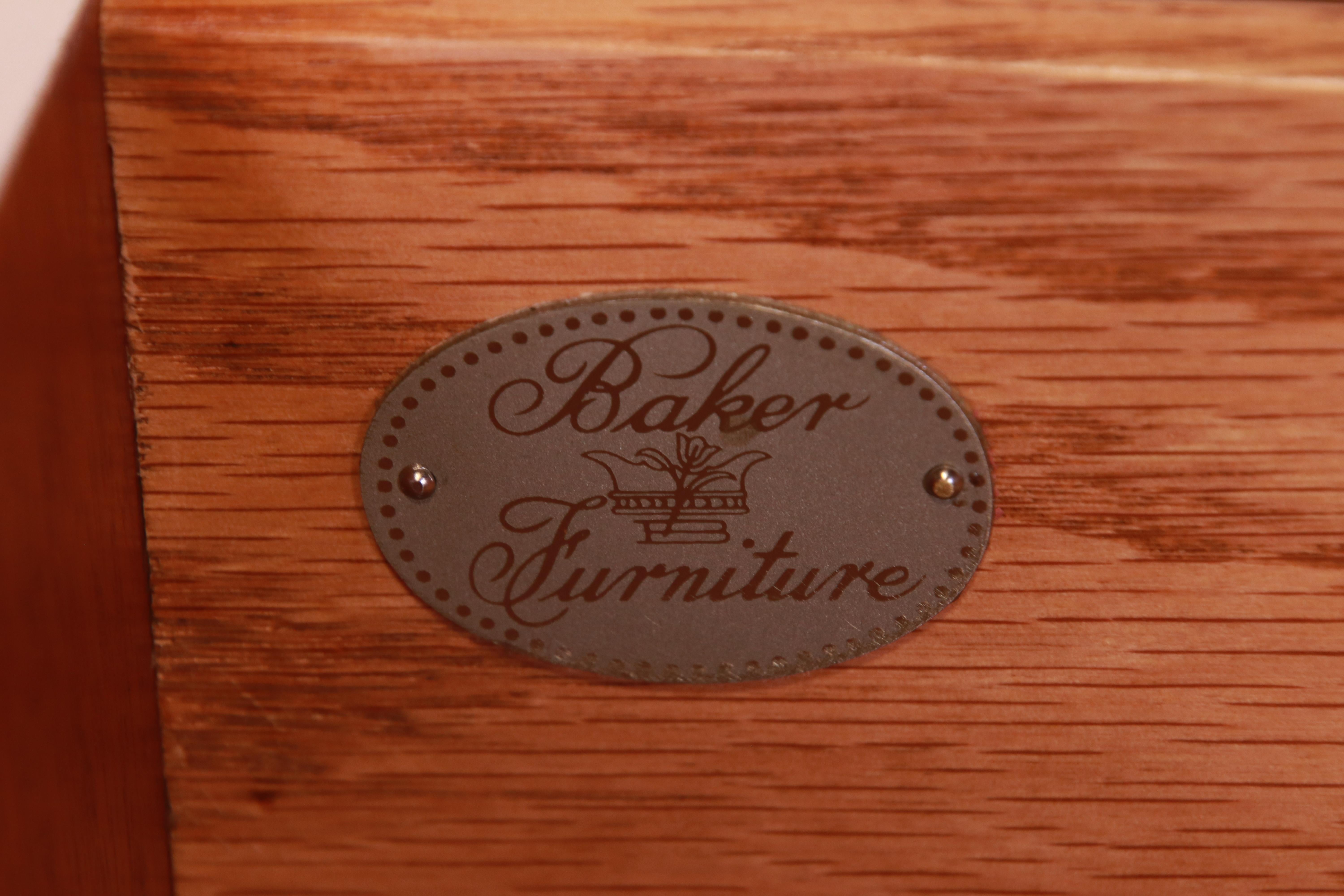 Tables de nuit néoclassiques laquées blanches de Baker Furniture, nouvellement revernies en vente 8