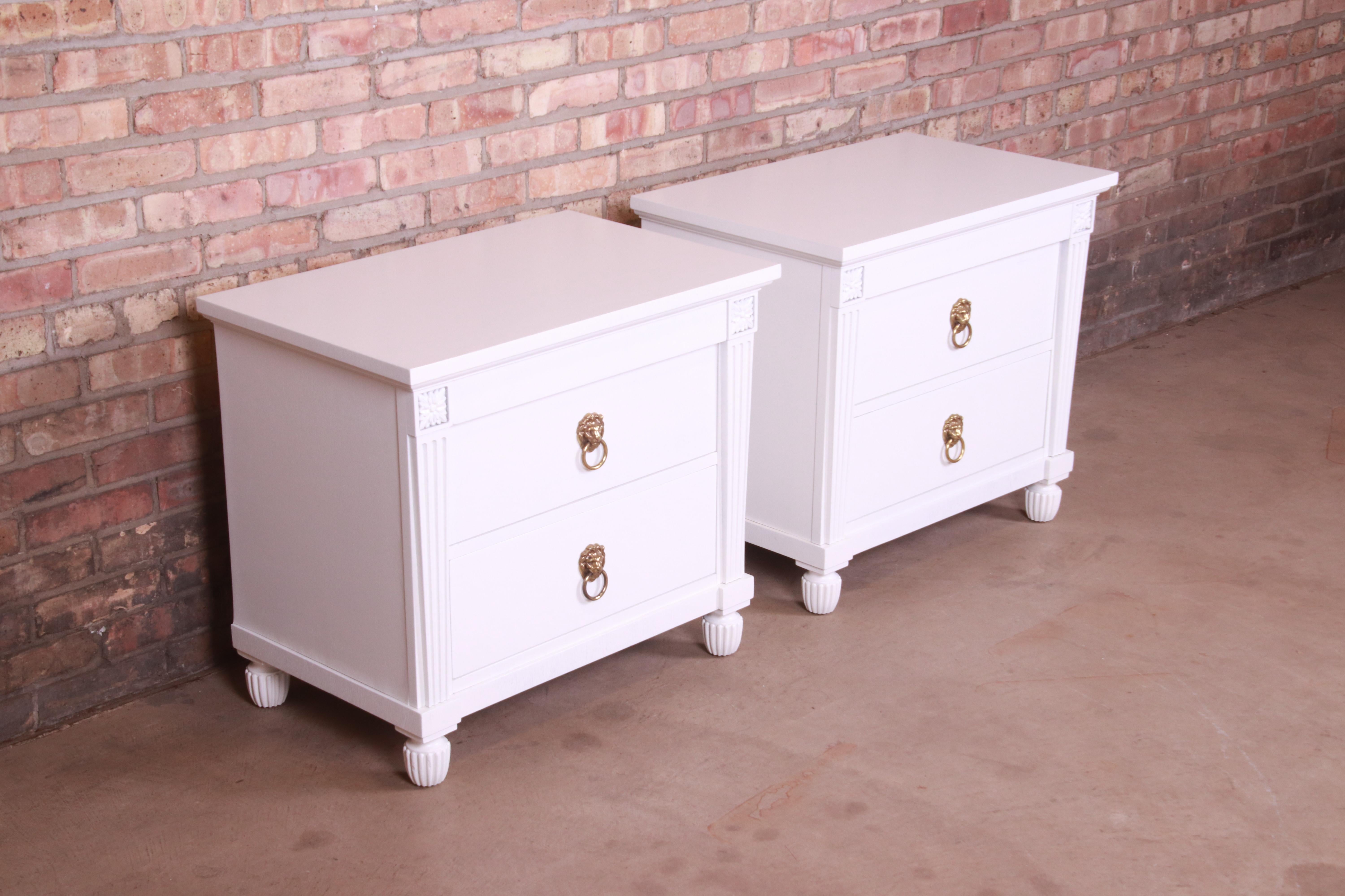 20ième siècle Tables de nuit néoclassiques laquées blanches de Baker Furniture, nouvellement revernies en vente
