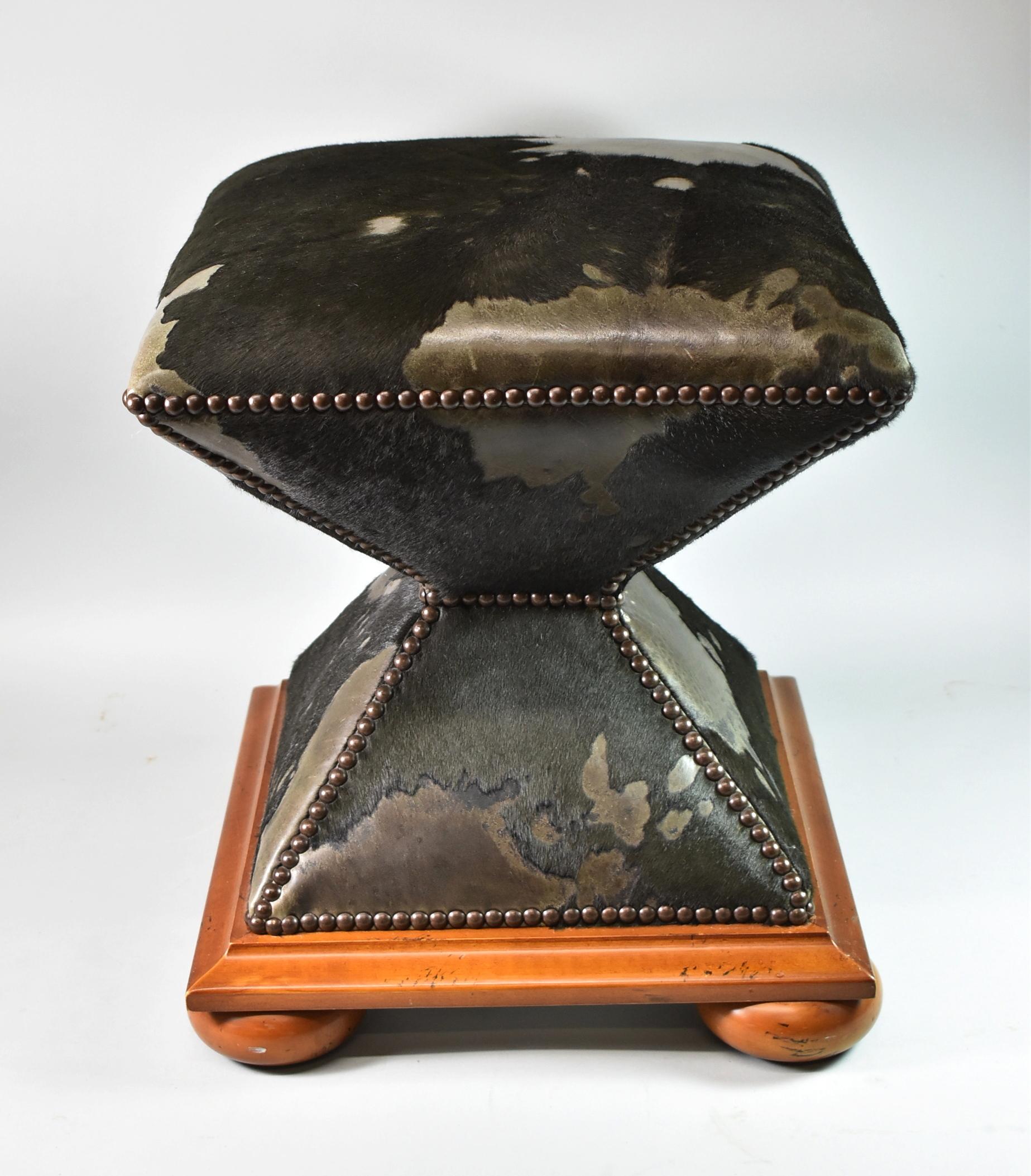 Country Baker Furniture - Cuir de pouf ottoman avec garniture de tête à clous en laiton n° 409 en vente