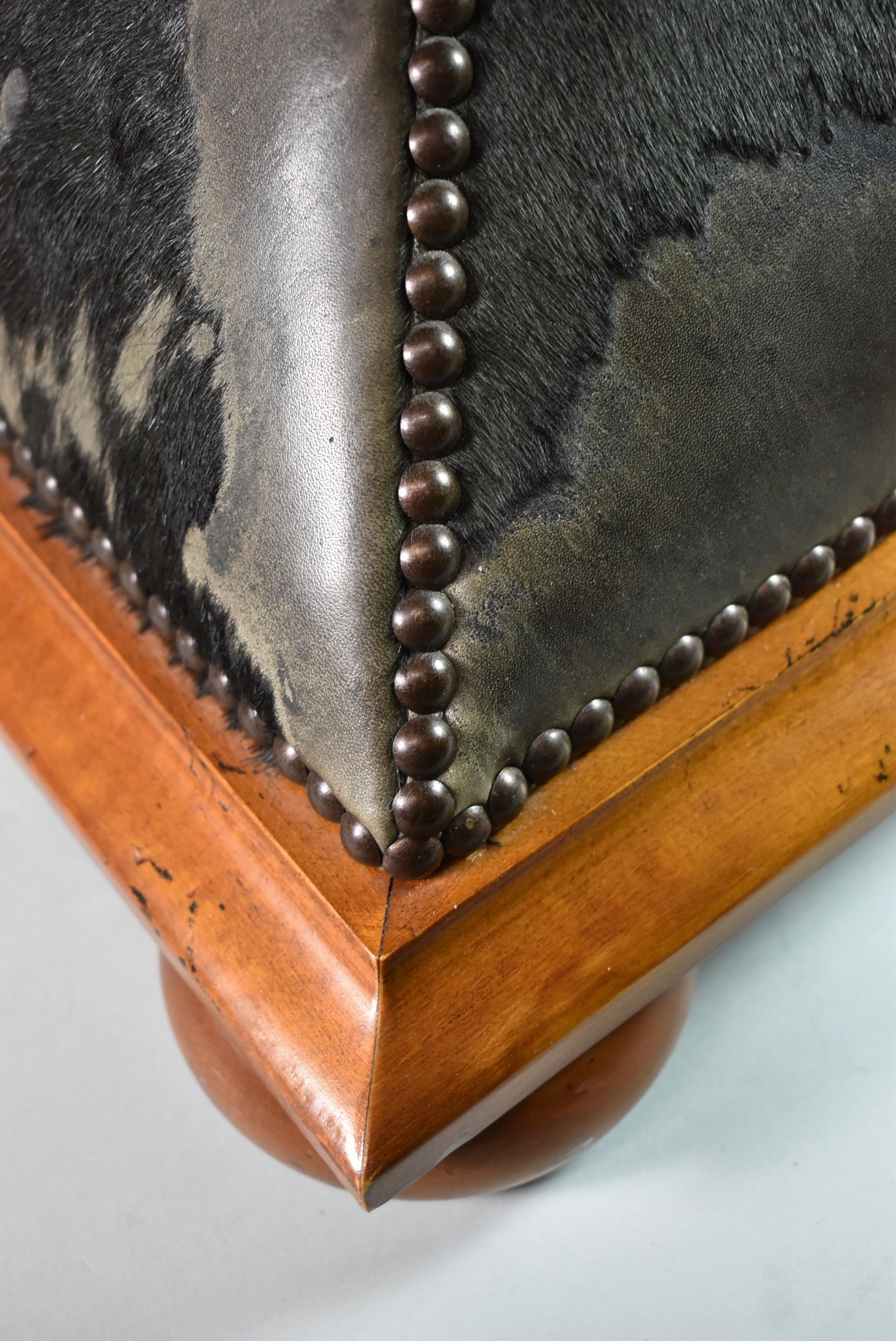 Américain Baker Furniture - Cuir de pouf ottoman avec garniture de tête à clous en laiton n° 409 en vente