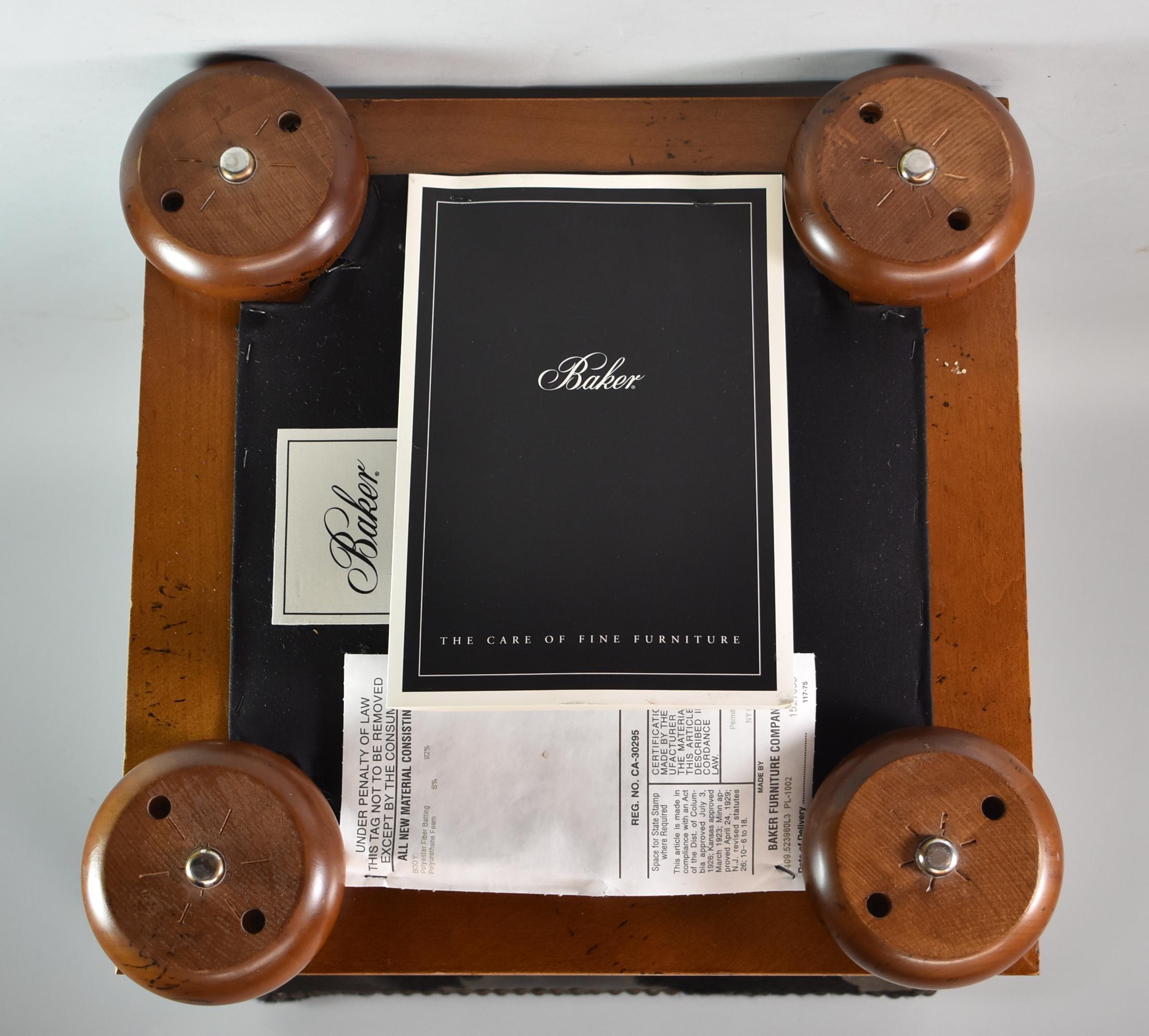 Baker Furniture - Cuir de pouf ottoman avec garniture de tête à clous en laiton n° 409 Bon état - En vente à Toledo, OH