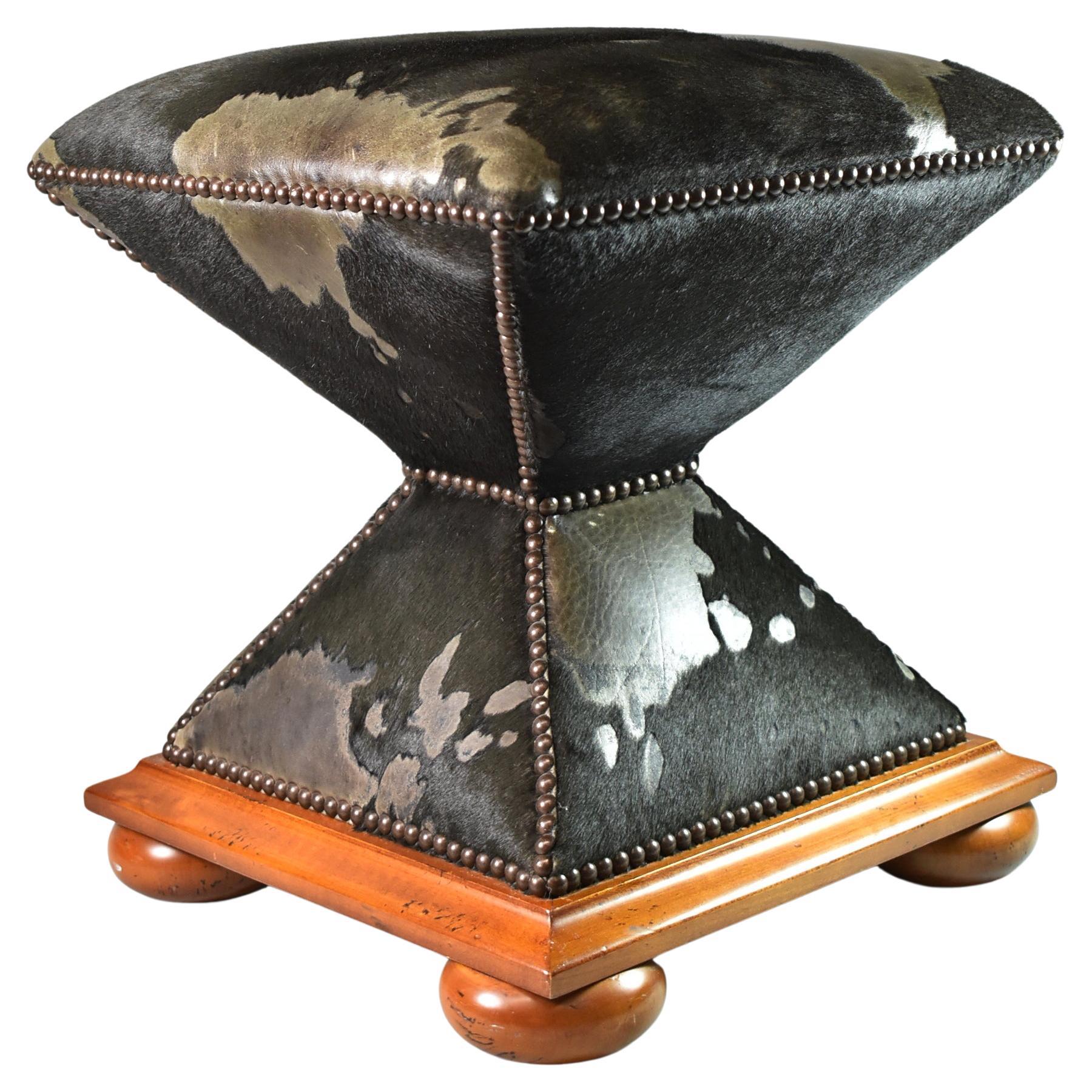 Baker Furniture - Cuir de pouf ottoman avec garniture de tête à clous en laiton n° 409 en vente