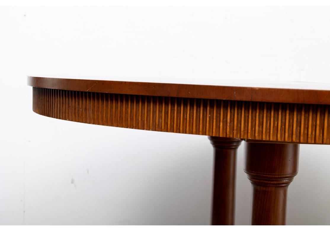Américain Table à rallonge ovale Baker Furniture avec 2 feuilles en vente