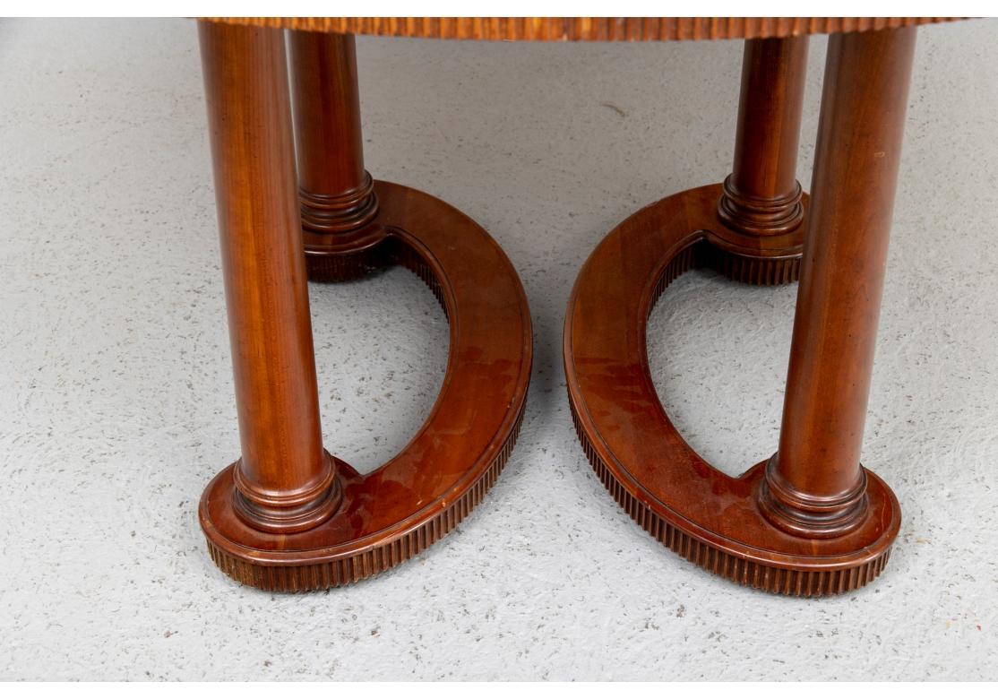 20ième siècle Table à rallonge ovale Baker Furniture avec 2 feuilles en vente