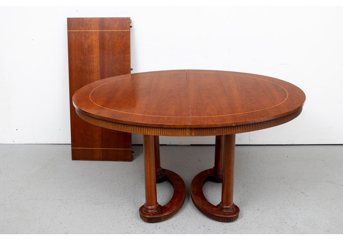 Bois Table à rallonge ovale Baker Furniture avec 2 feuilles en vente