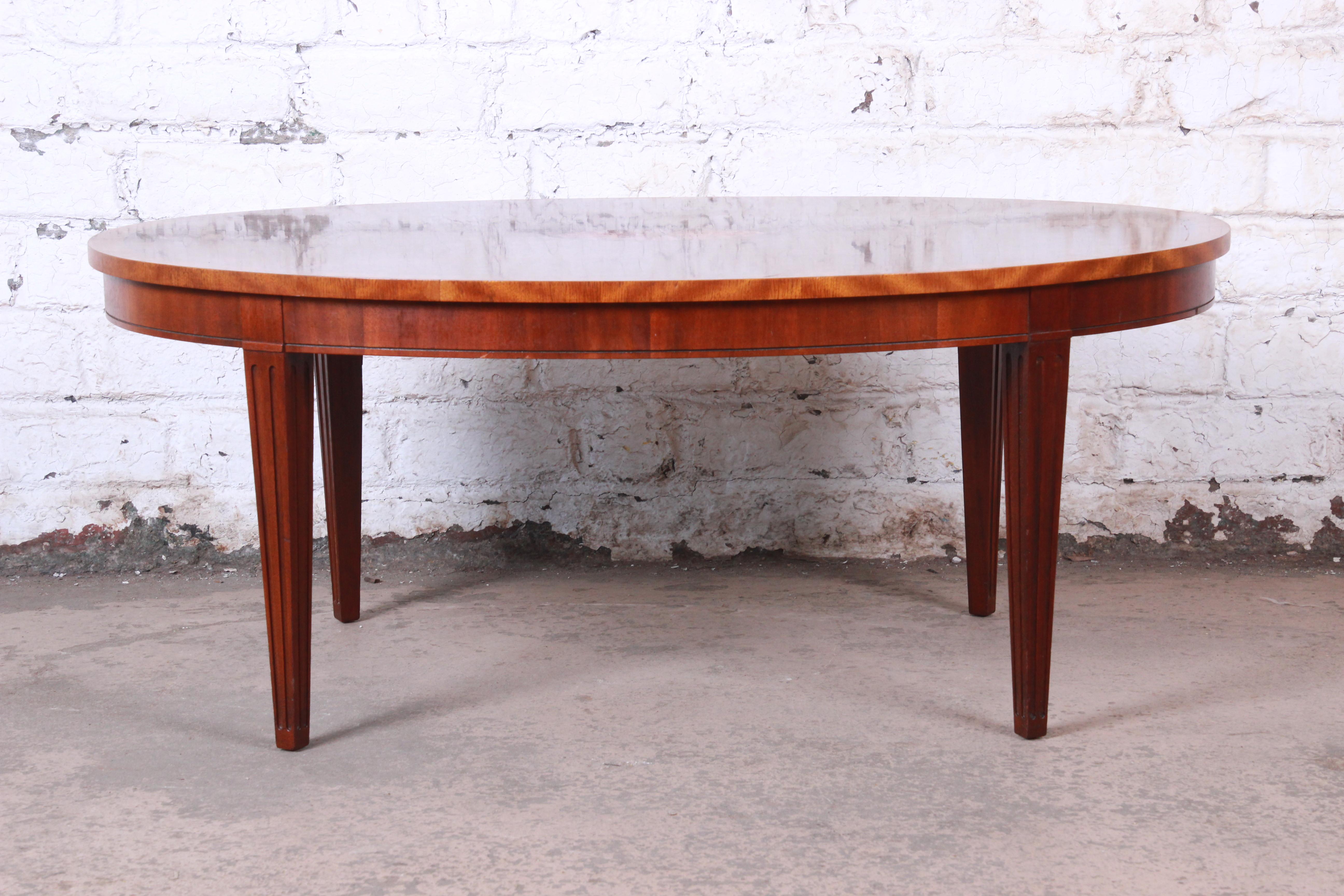 A gorgeous inlaid mahogany and satinwood marquetry coffee or cocktail table

By Baker Furniture

USA, circa 1980s

Measures: 41.75