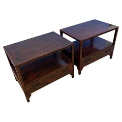 Baker Furniture Pareja de mesillas de noche de madera lacada con un solo cajón