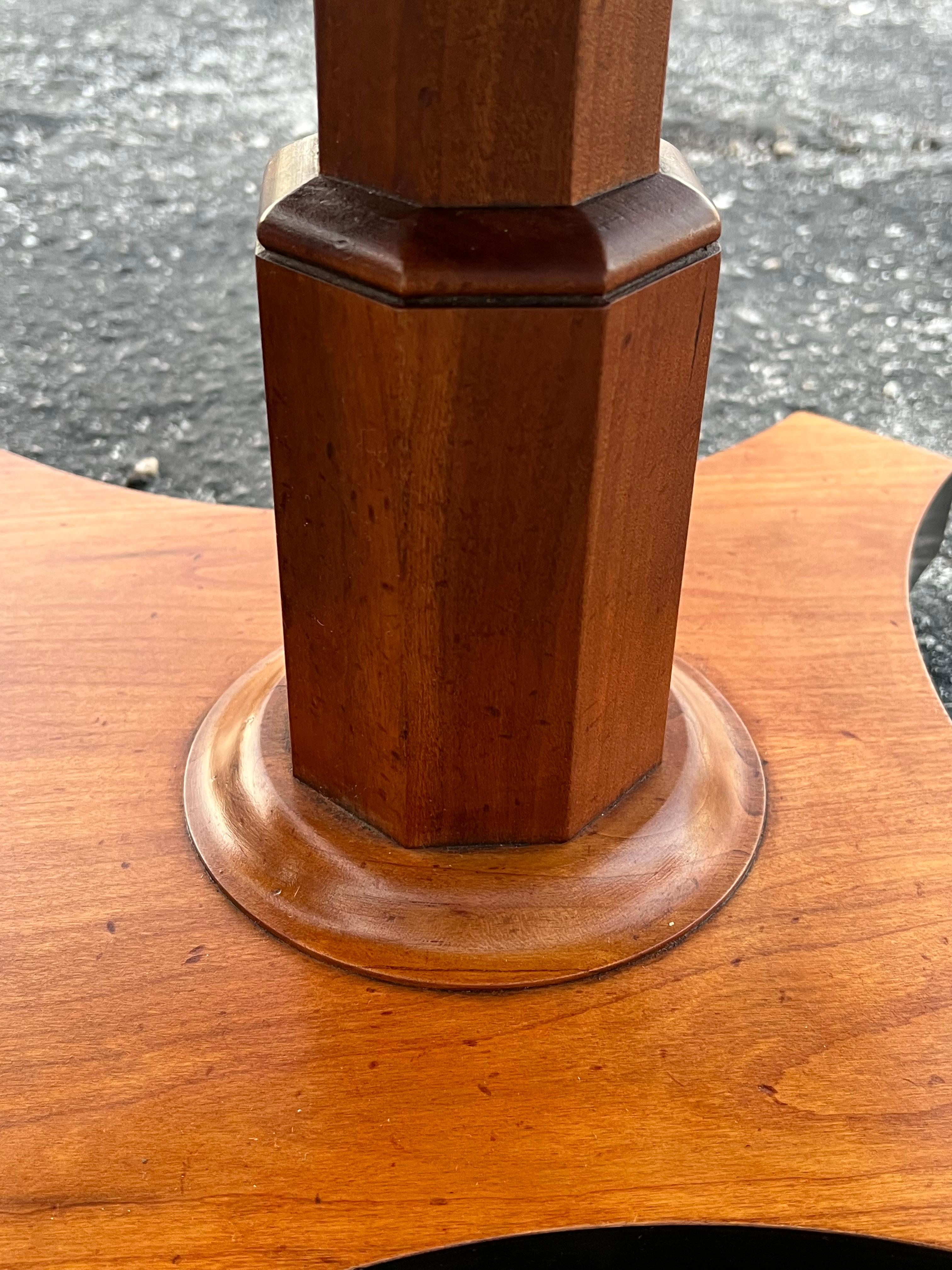 Baker Furniture Pareja de Mesas de Pedestal de Nogal Burl Estilo Regencia Ca' 1950's en venta 5