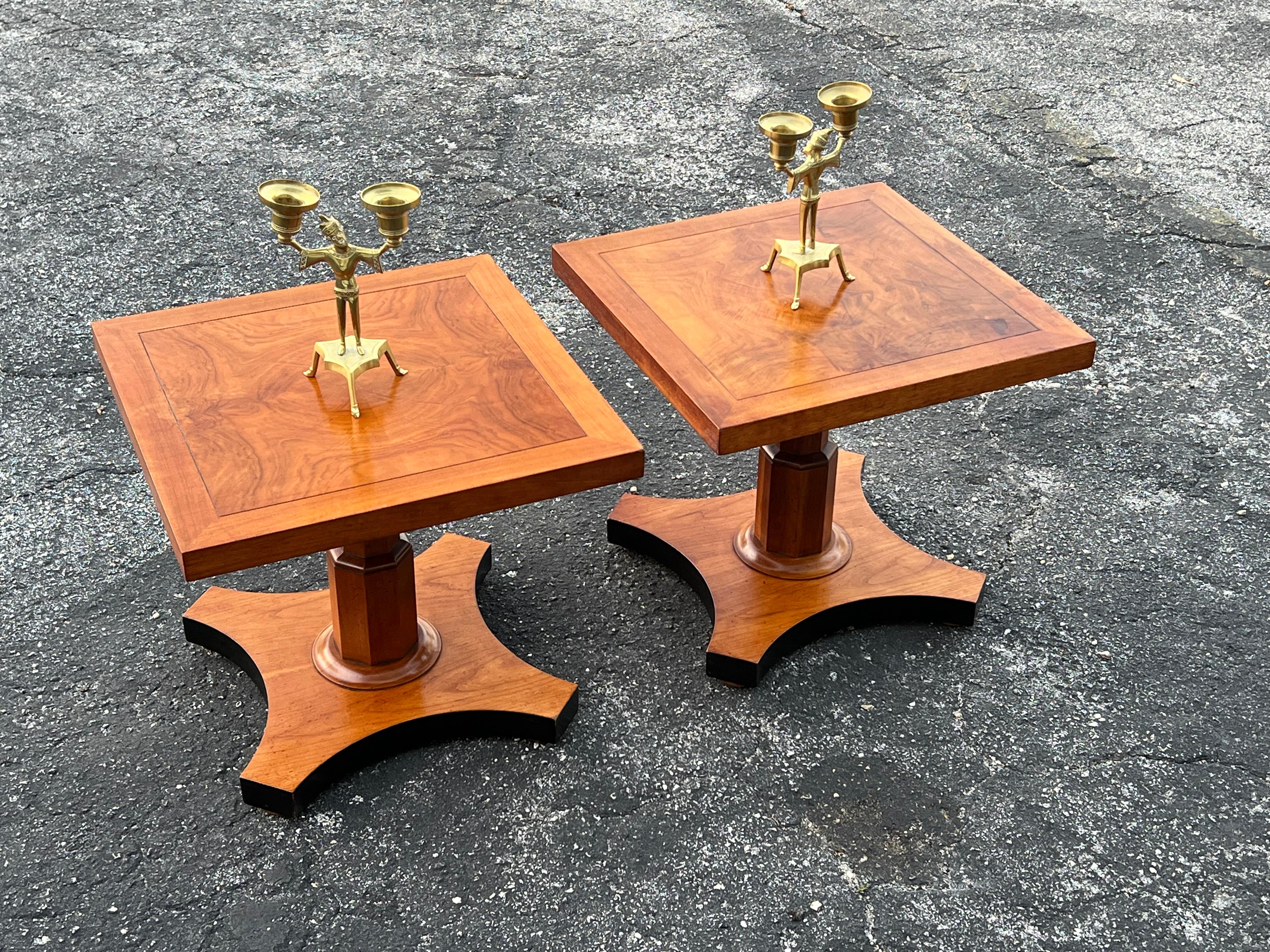 Baker Furniture Pareja de Mesas de Pedestal de Nogal Burl Estilo Regencia Ca' 1950's en venta 7
