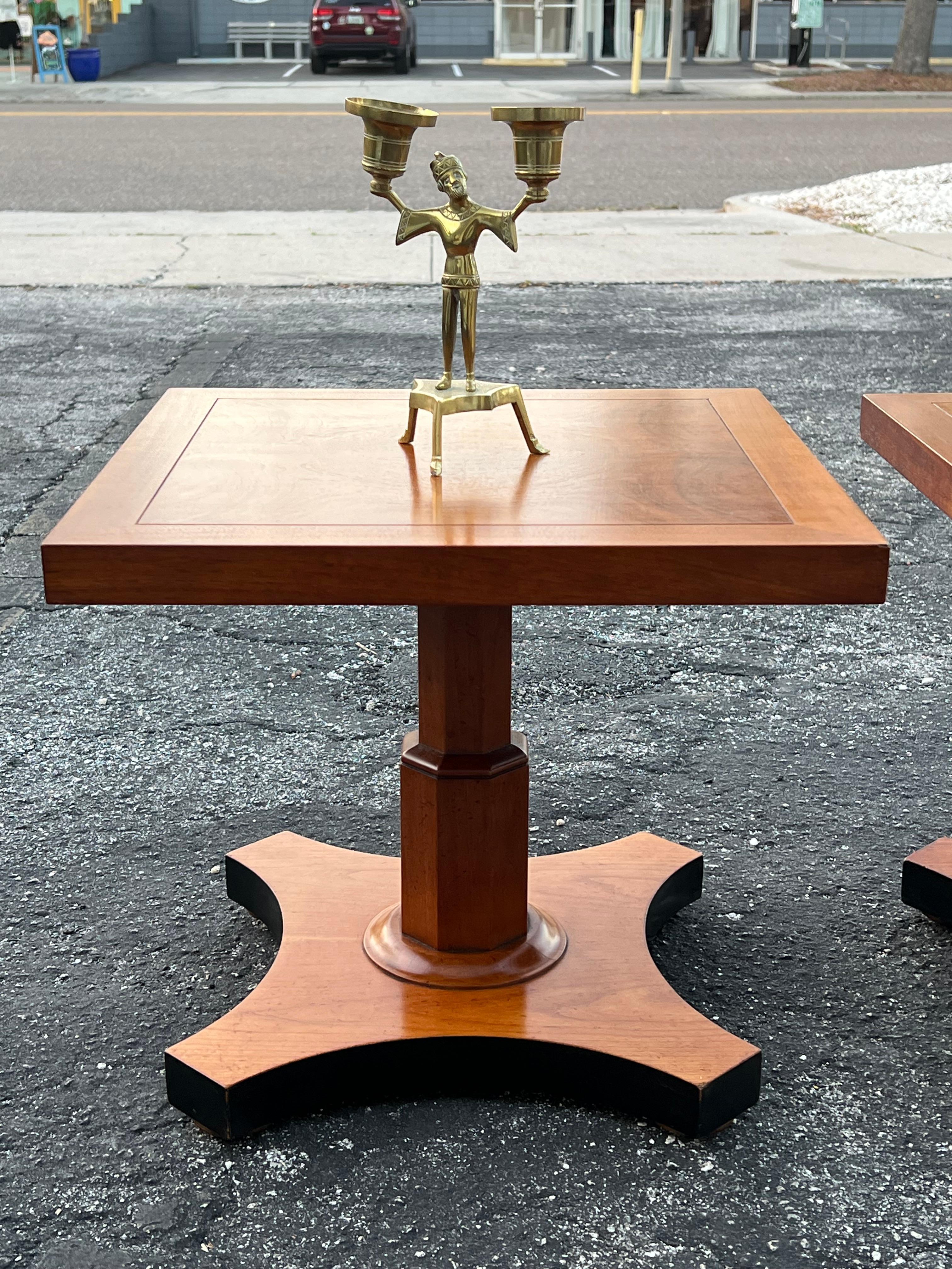 Baker Furniture Pareja de Mesas de Pedestal de Nogal Burl Estilo Regencia Ca' 1950's en venta 8