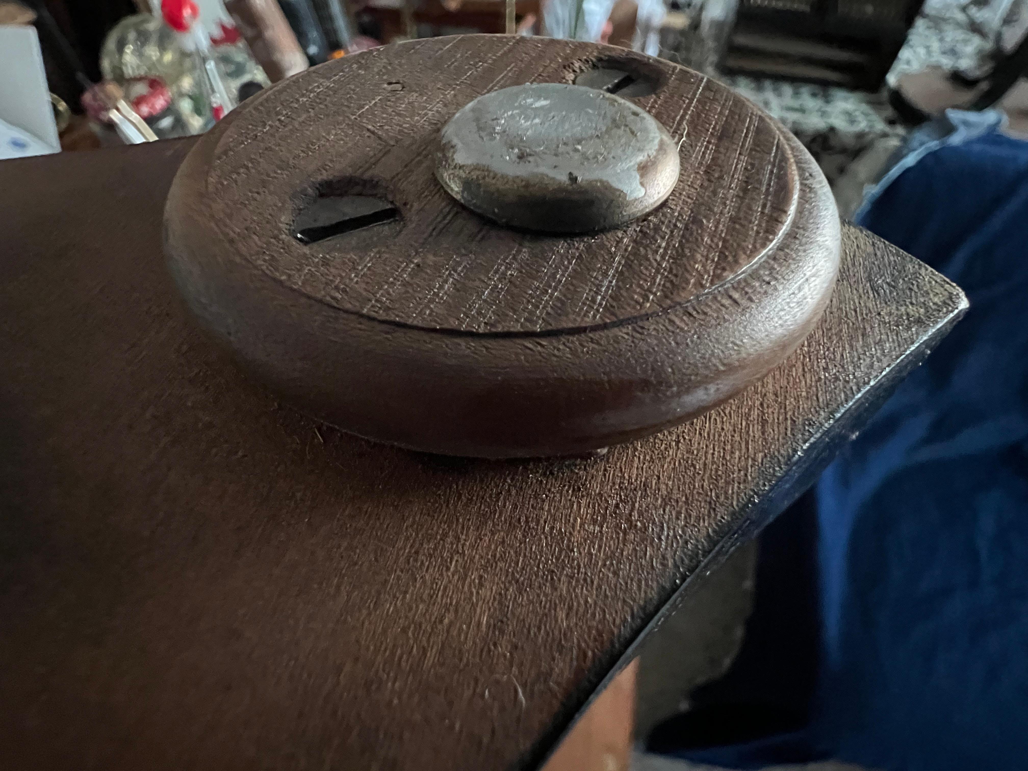 Baker Furniture Pareja de Mesas de Pedestal de Nogal Burl Estilo Regencia Ca' 1950's en venta 10
