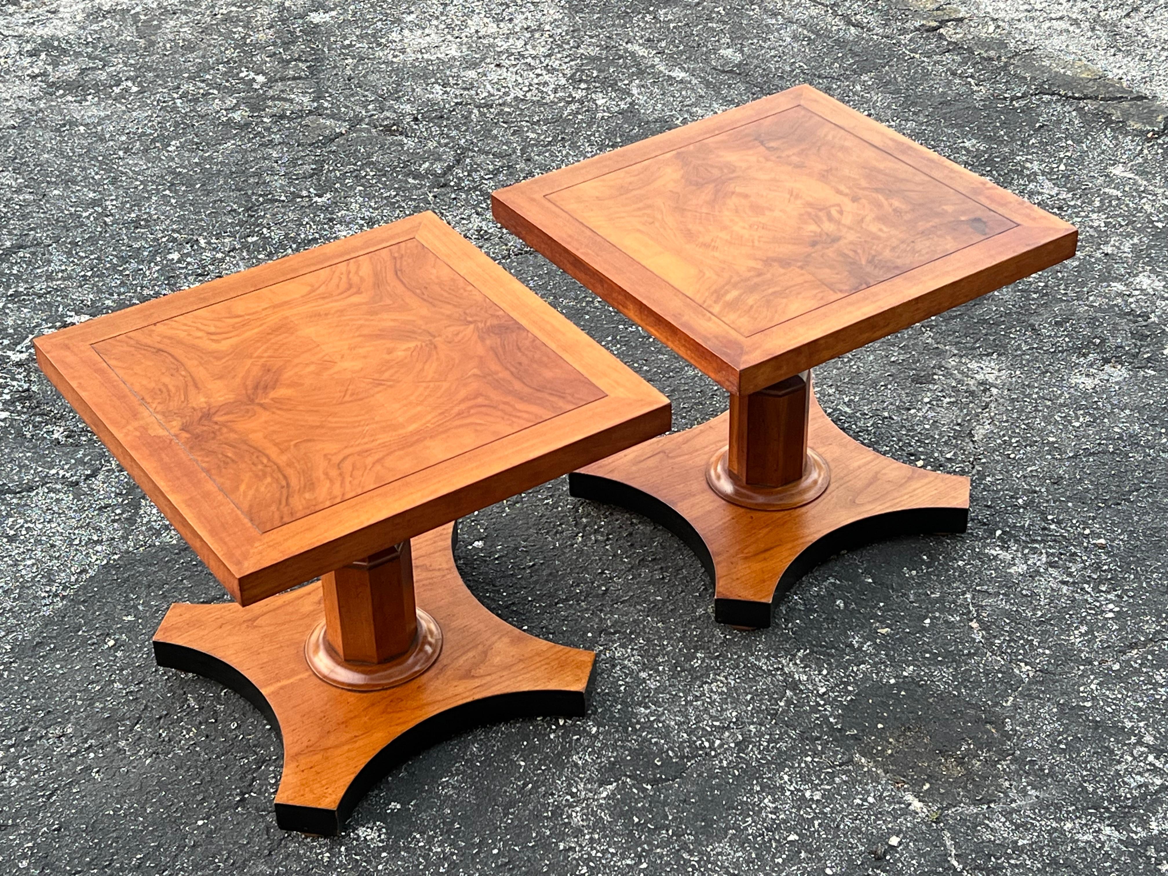 Un gran par de mesas con pedestal de Baker Furniture, ca' 1950. Bien hechas y pesadas, tapas de nogal. Podrían ser mesas para bebidas o pedestales para lámparas, etc.