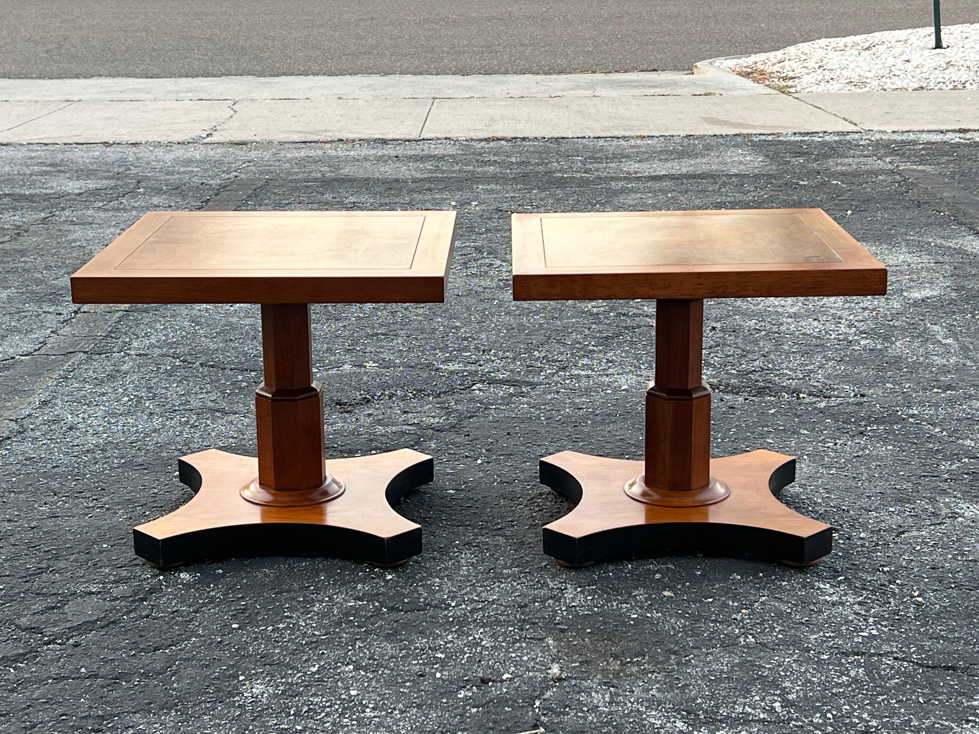 Baker Furniture Pareja de Mesas de Pedestal de Nogal Burl Estilo Regencia Ca' 1950's Estadounidense en venta