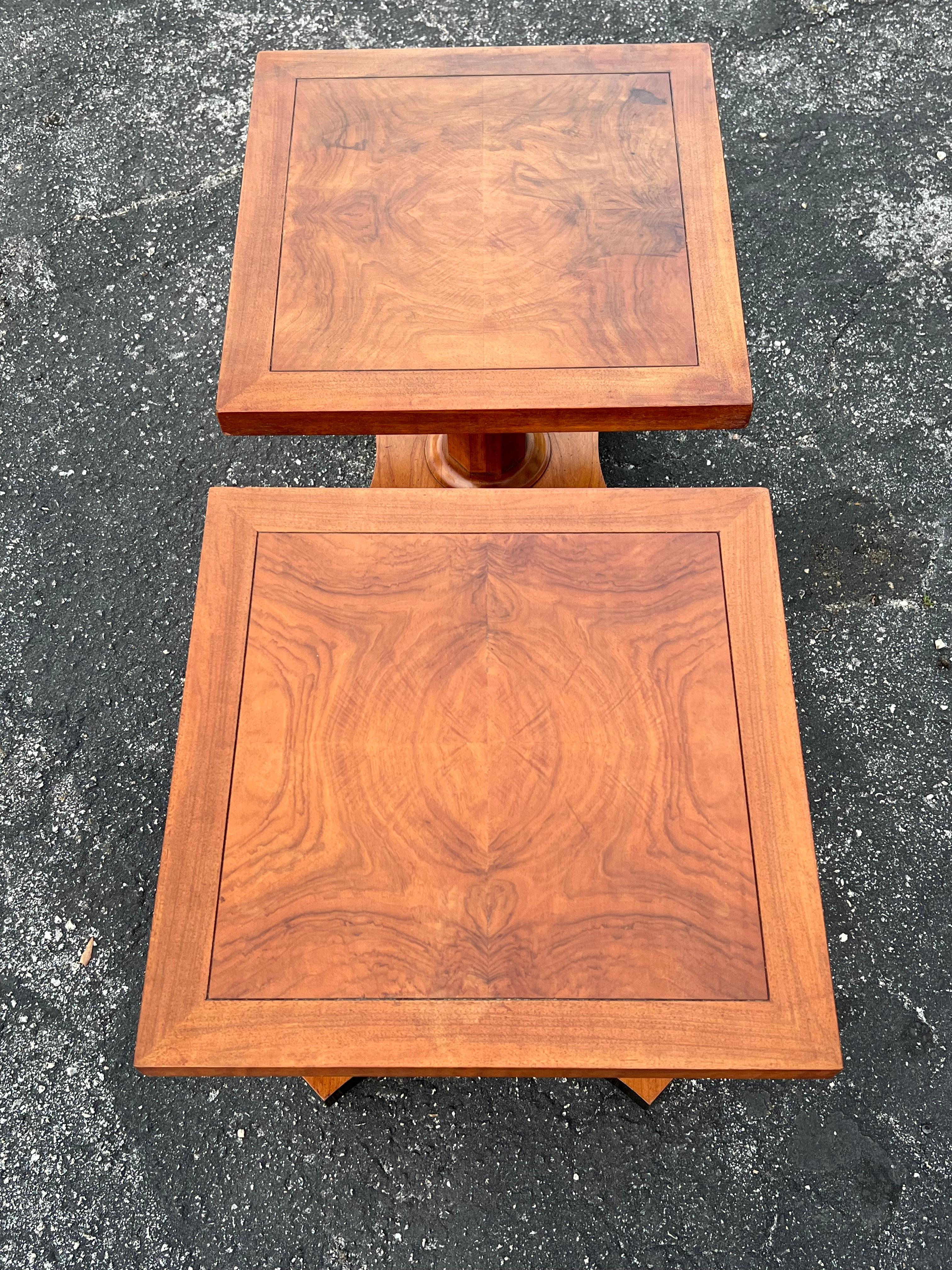 Baker Furniture Pareja de Mesas de Pedestal de Nogal Burl Estilo Regencia Ca' 1950's en Bueno estado para la venta en St.Petersburg, FL