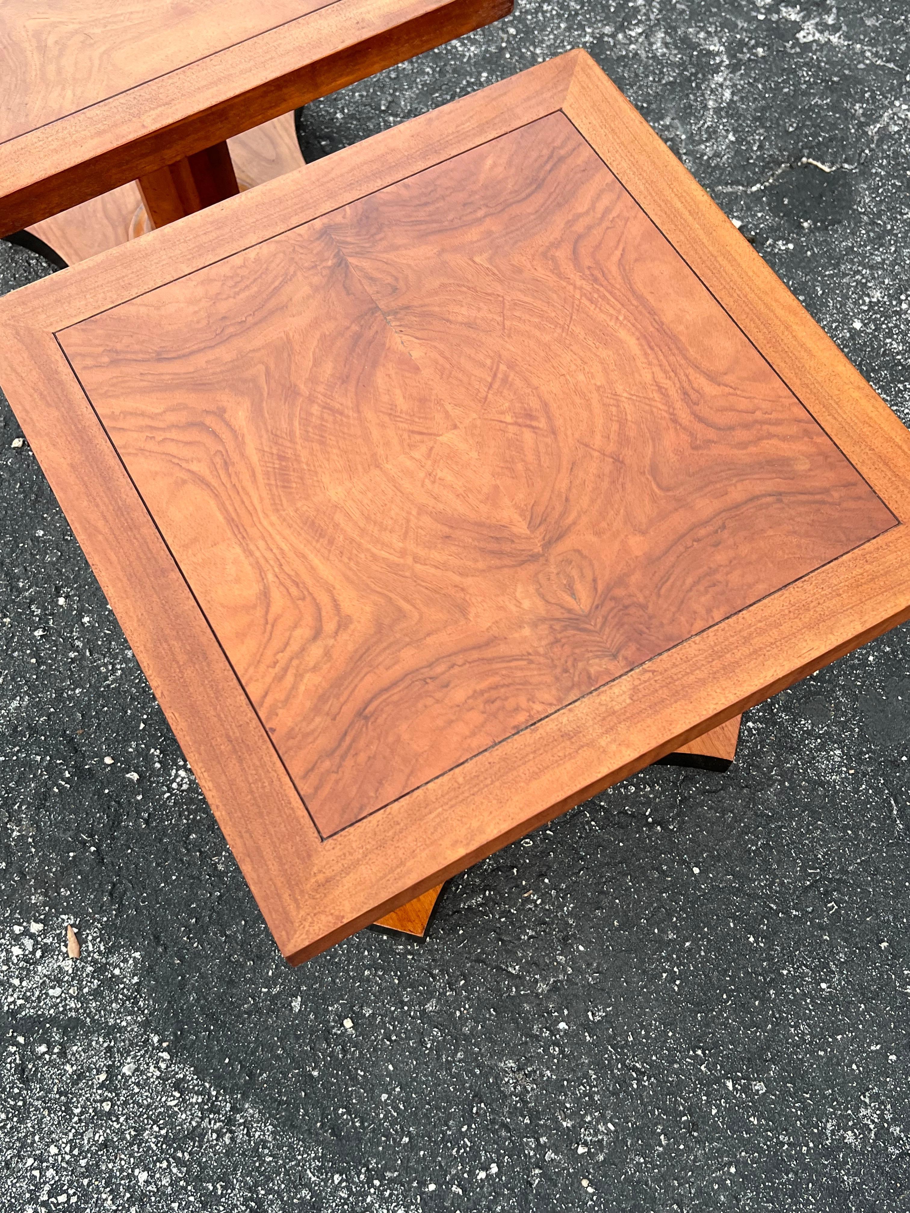 Baker Furniture Pareja de Mesas de Pedestal de Nogal Burl Estilo Regencia Ca' 1950's mediados del siglo XX en venta