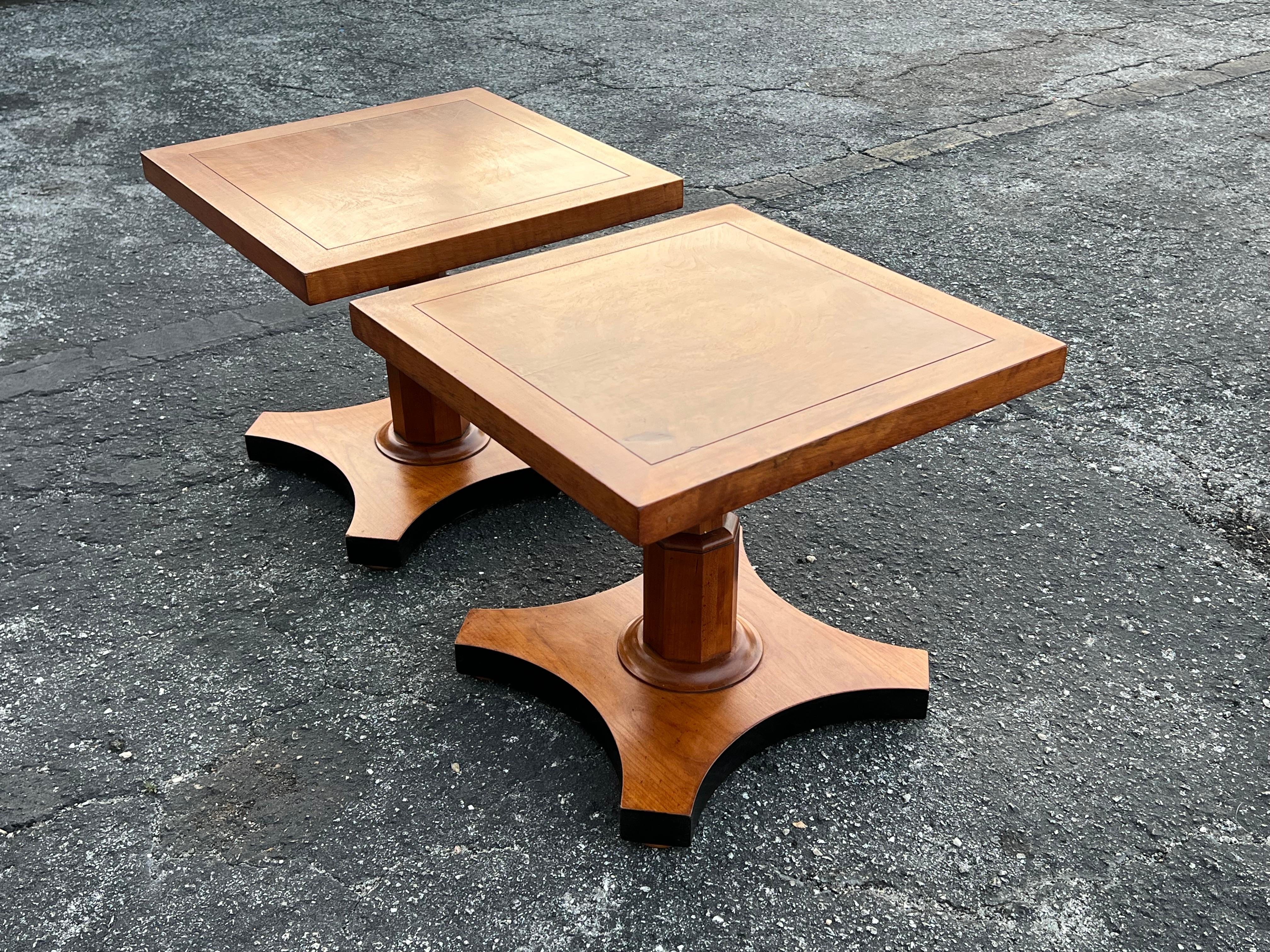 Baker Furniture Pareja de Mesas de Pedestal de Nogal Burl Estilo Regencia Ca' 1950's en venta 3