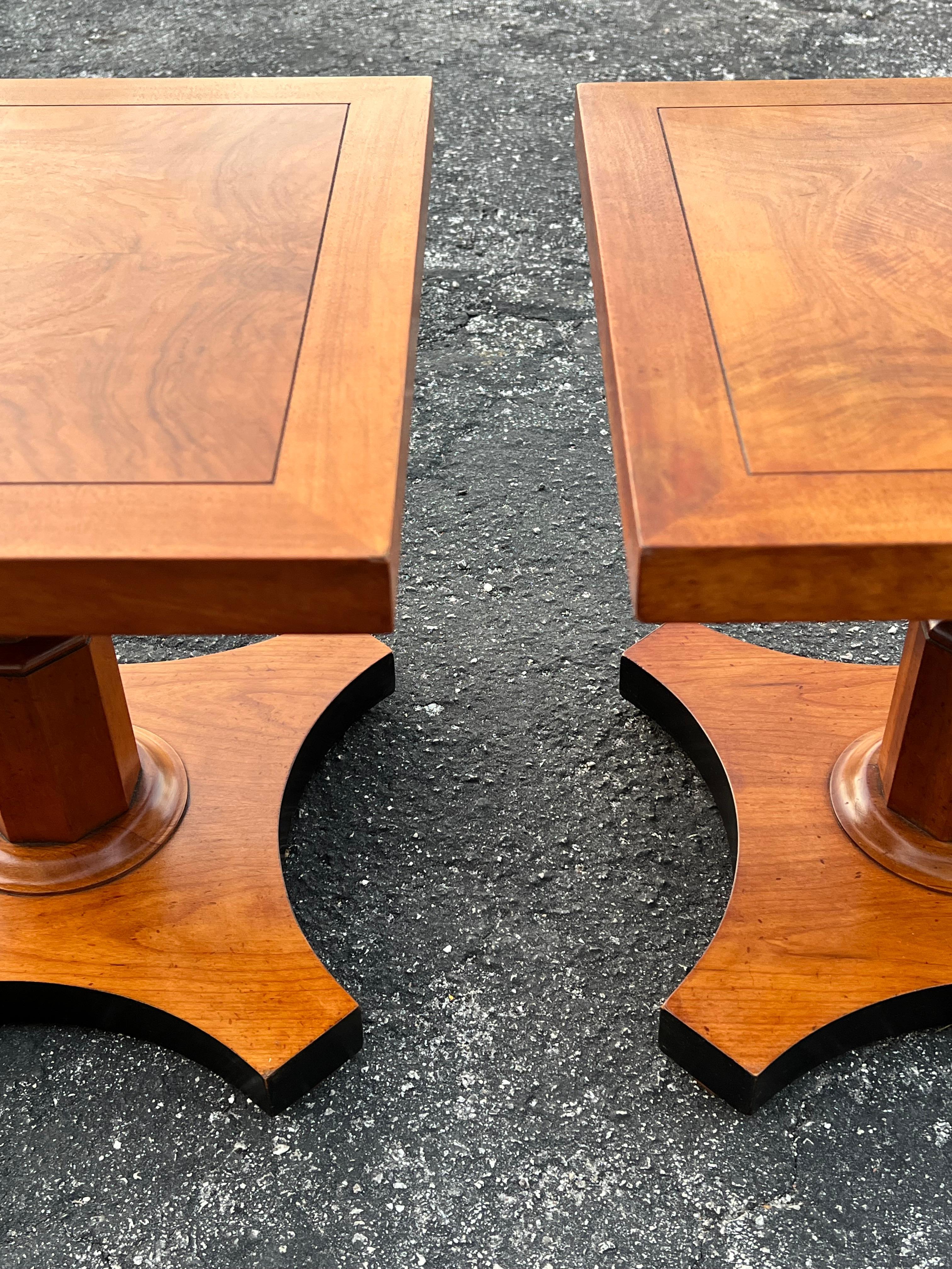 Baker Furniture Pareja de Mesas de Pedestal de Nogal Burl Estilo Regencia Ca' 1950's en venta 4