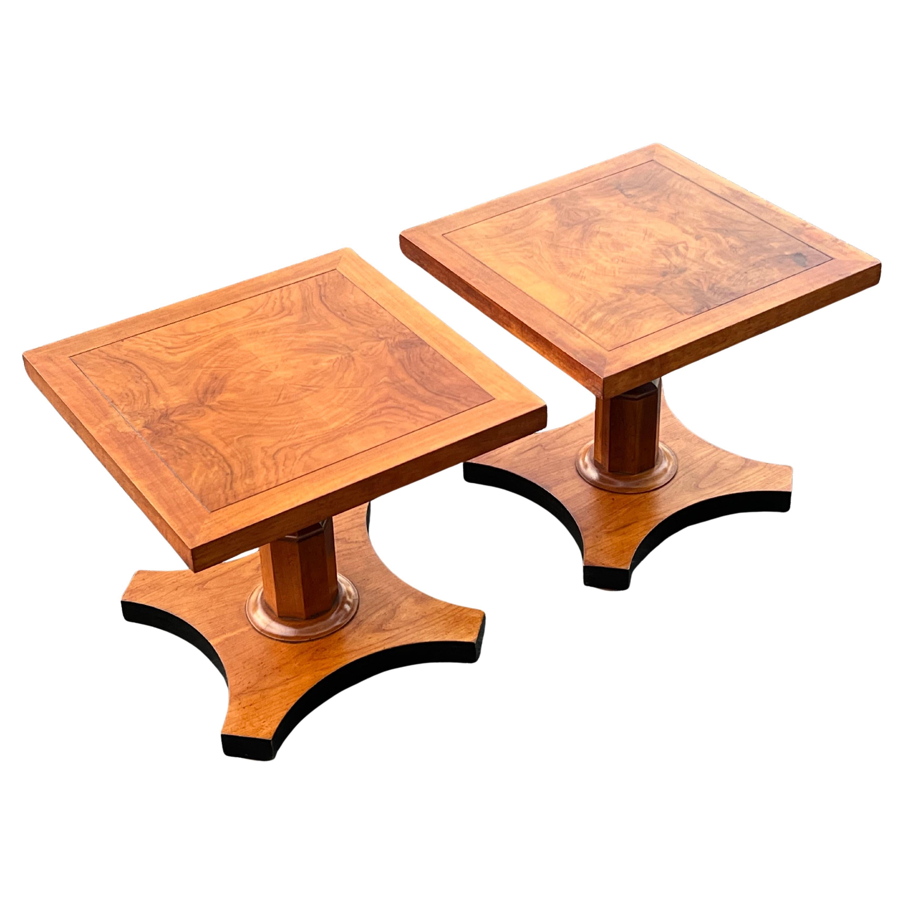 Baker Furniture Pareja de Mesas de Pedestal de Nogal Burl Estilo Regencia Ca' 1950's