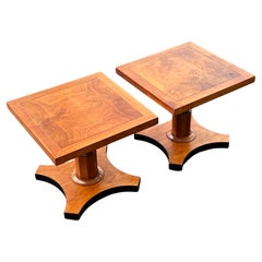 Baker Furniture Pareja de Mesas de Pedestal de Nogal Burl Estilo Regencia Ca' 1950's