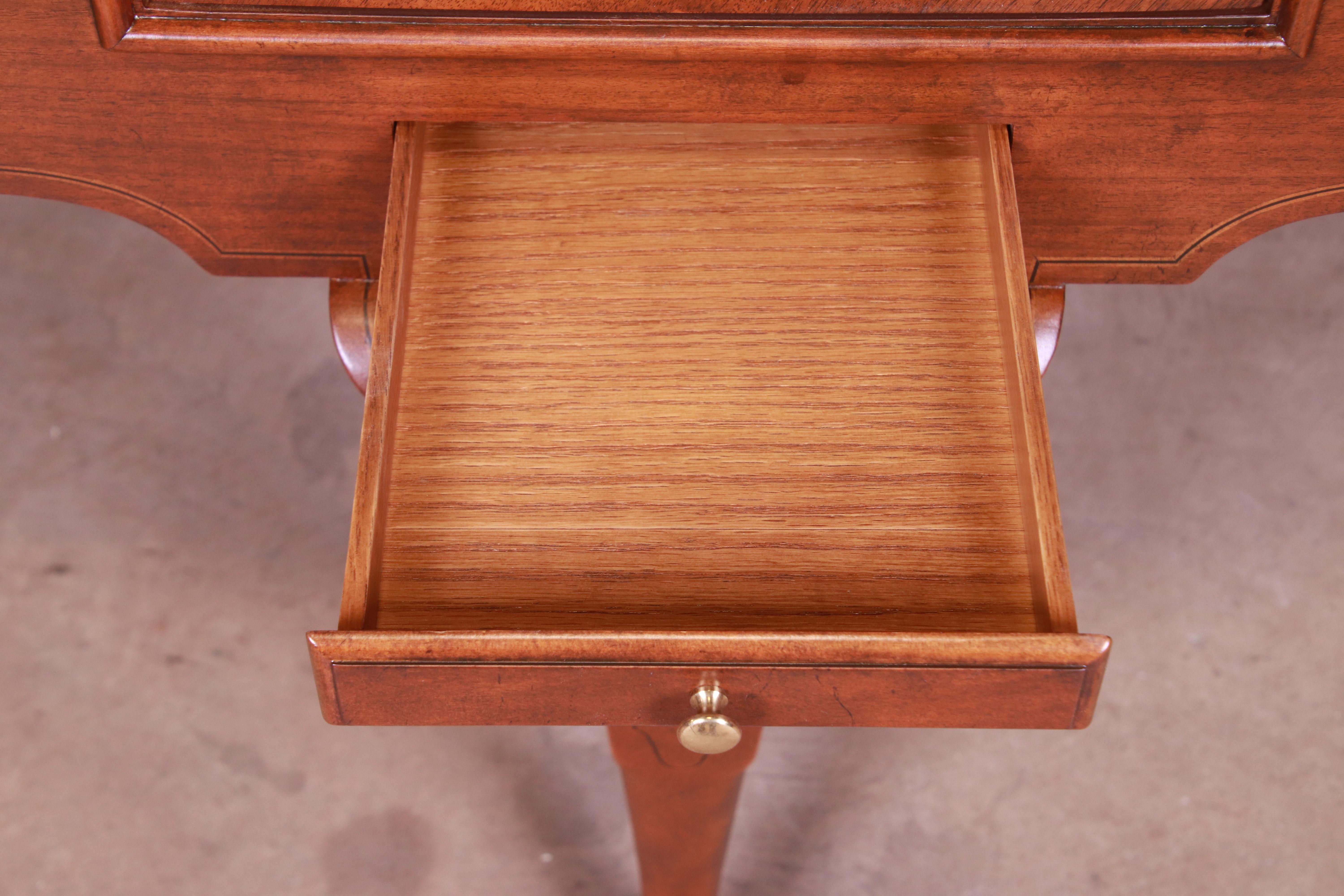 Baker Furniture Queen Anne Sideboard aus Mahagoni mit Bändern, neu lackiert im Angebot 6