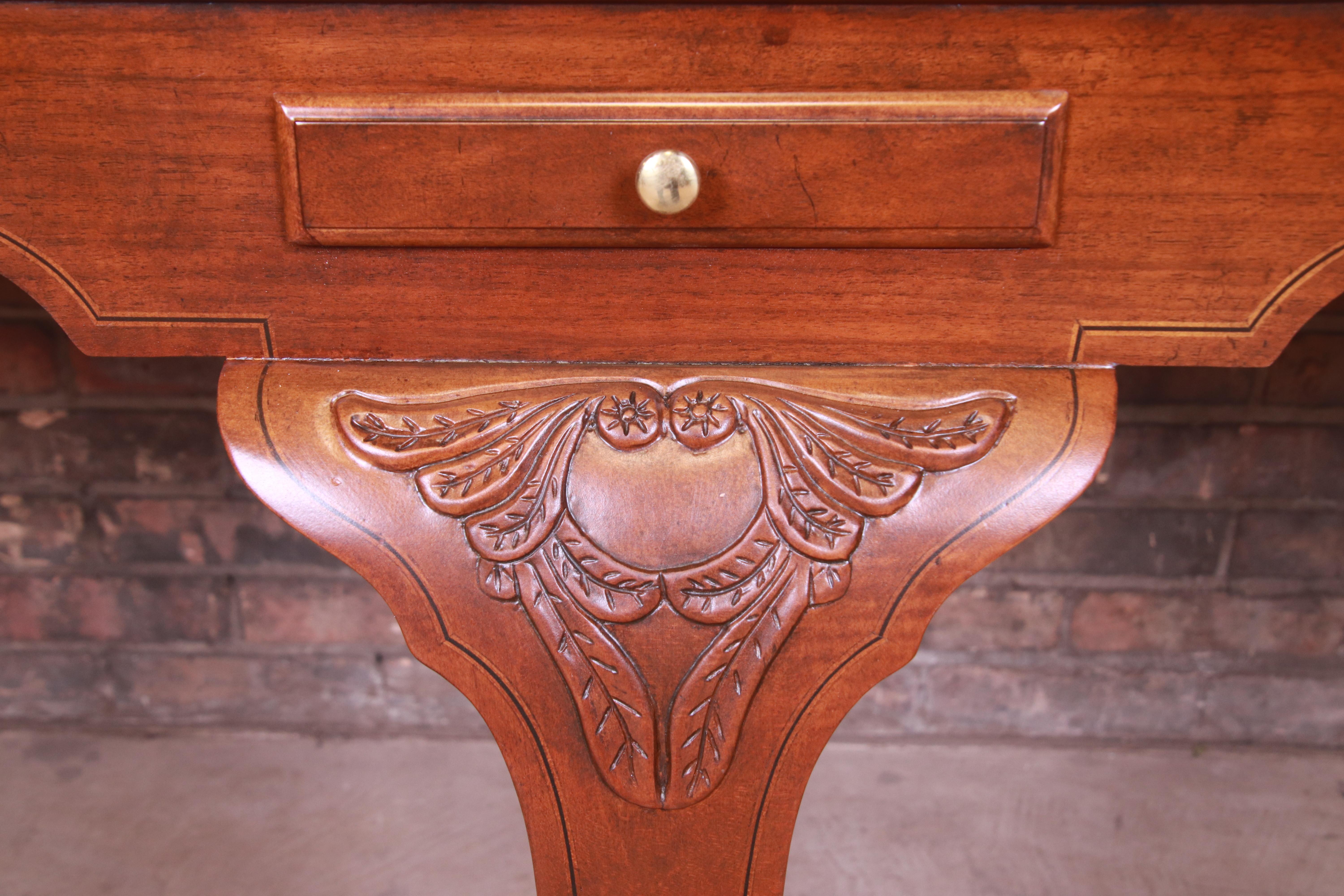 Baker Furniture Queen Anne Sideboard aus Mahagoni mit Bändern, neu lackiert im Angebot 8