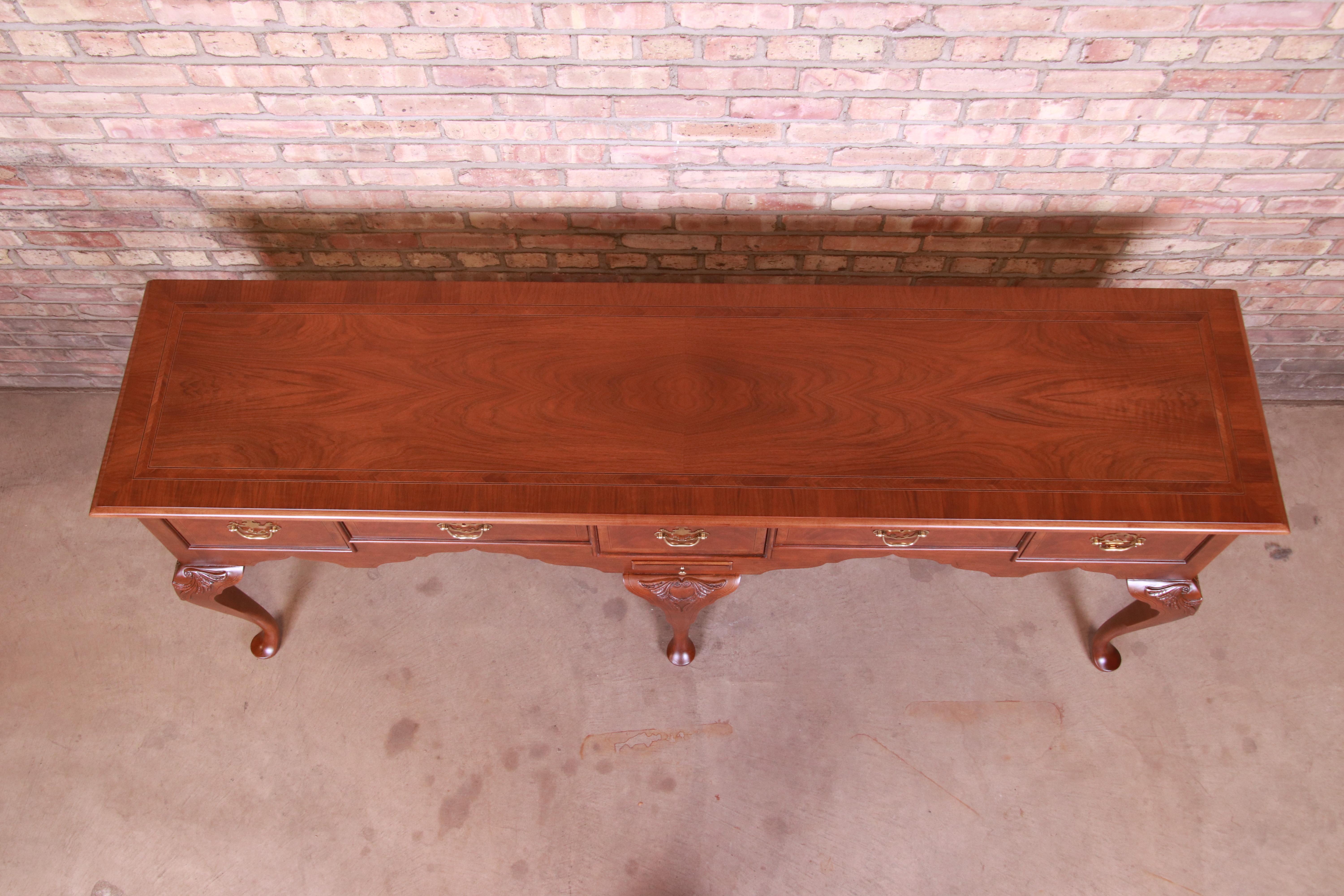 Baker Furniture Queen Anne Sideboard aus Mahagoni mit Bändern, neu lackiert (Messing) im Angebot