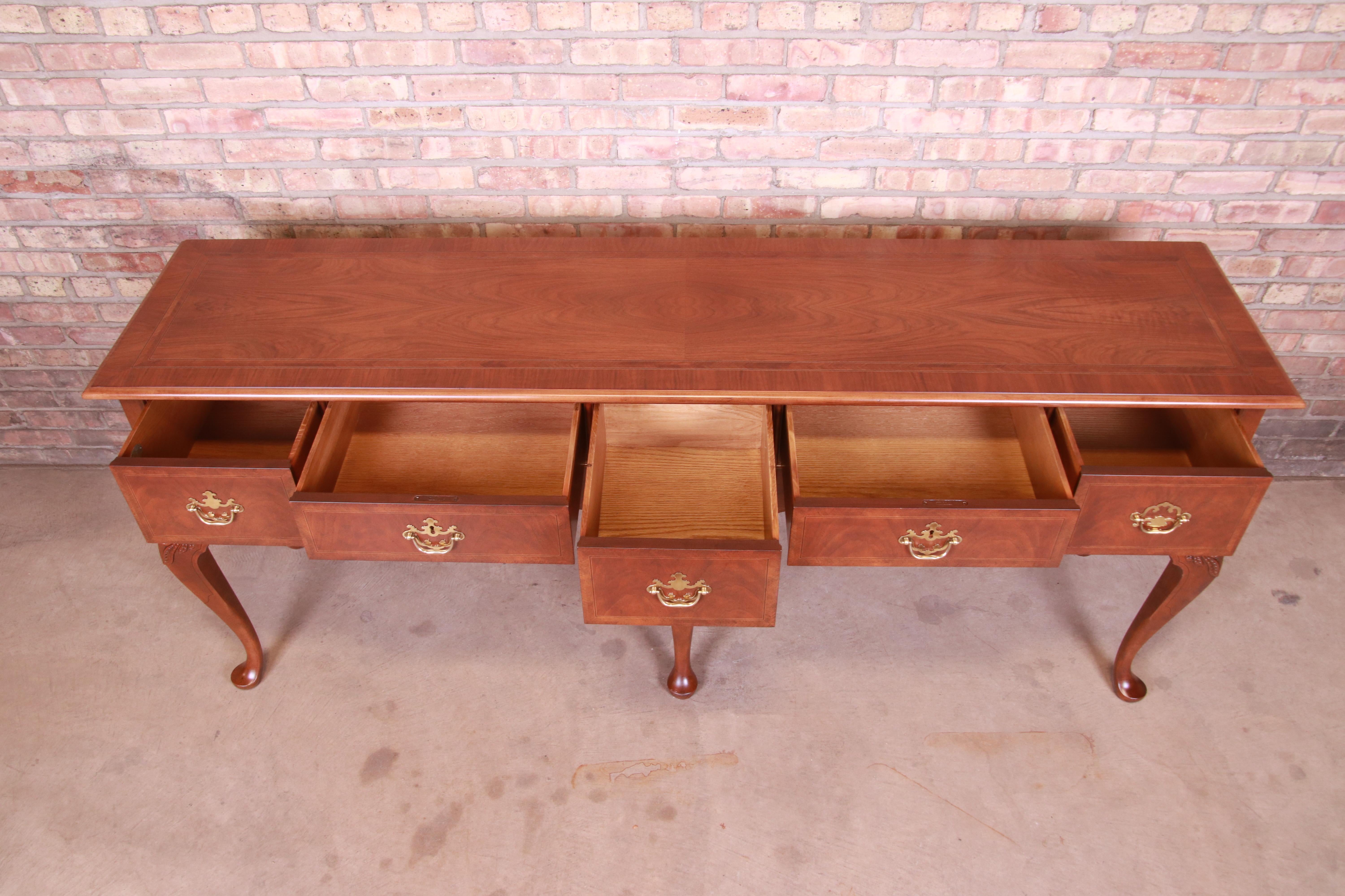 Baker Furniture Queen Anne Sideboard aus Mahagoni mit Bändern, neu lackiert im Angebot 3