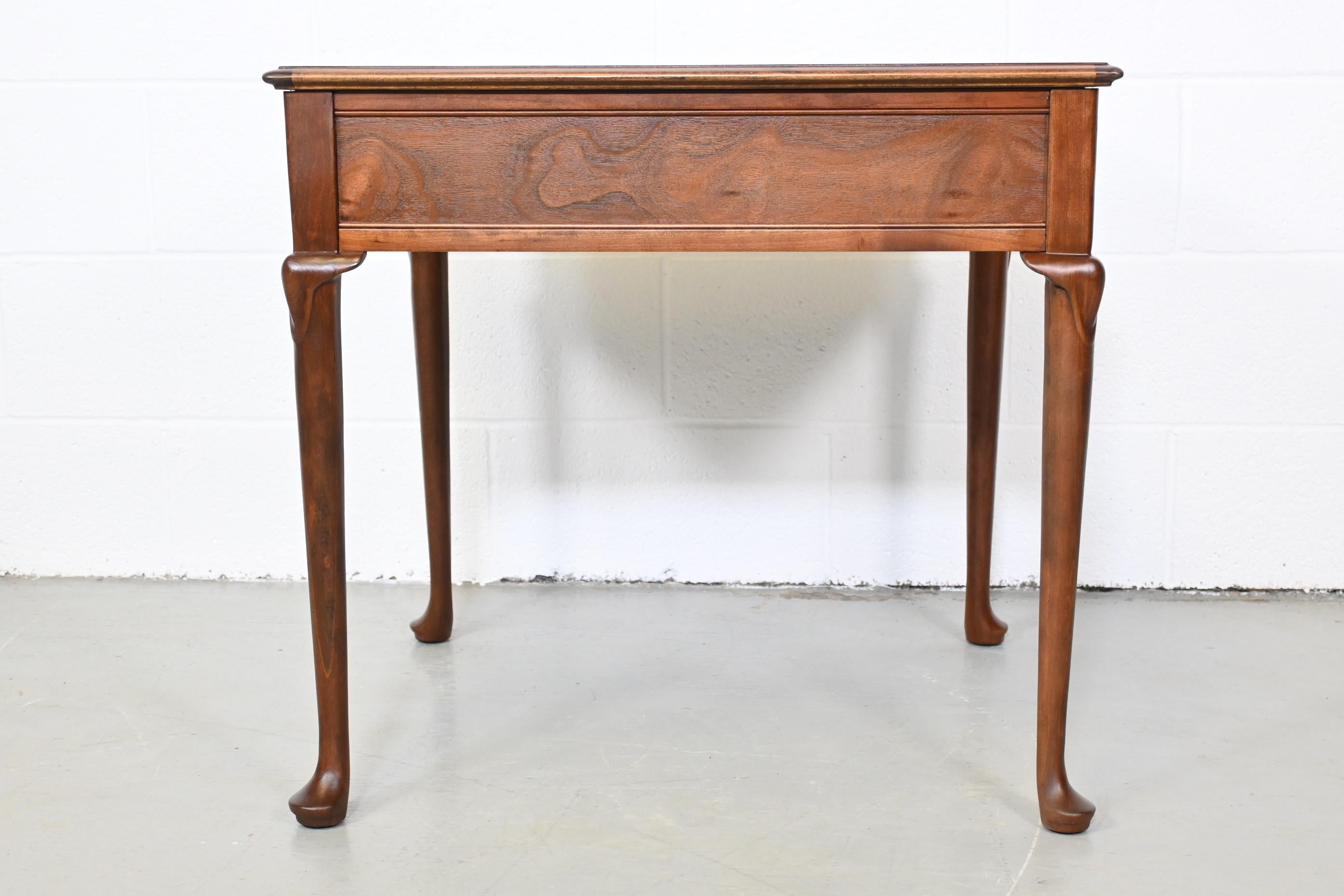 Mueble Baker Mesa auxiliar de madera Burl Queen Anne en venta 4