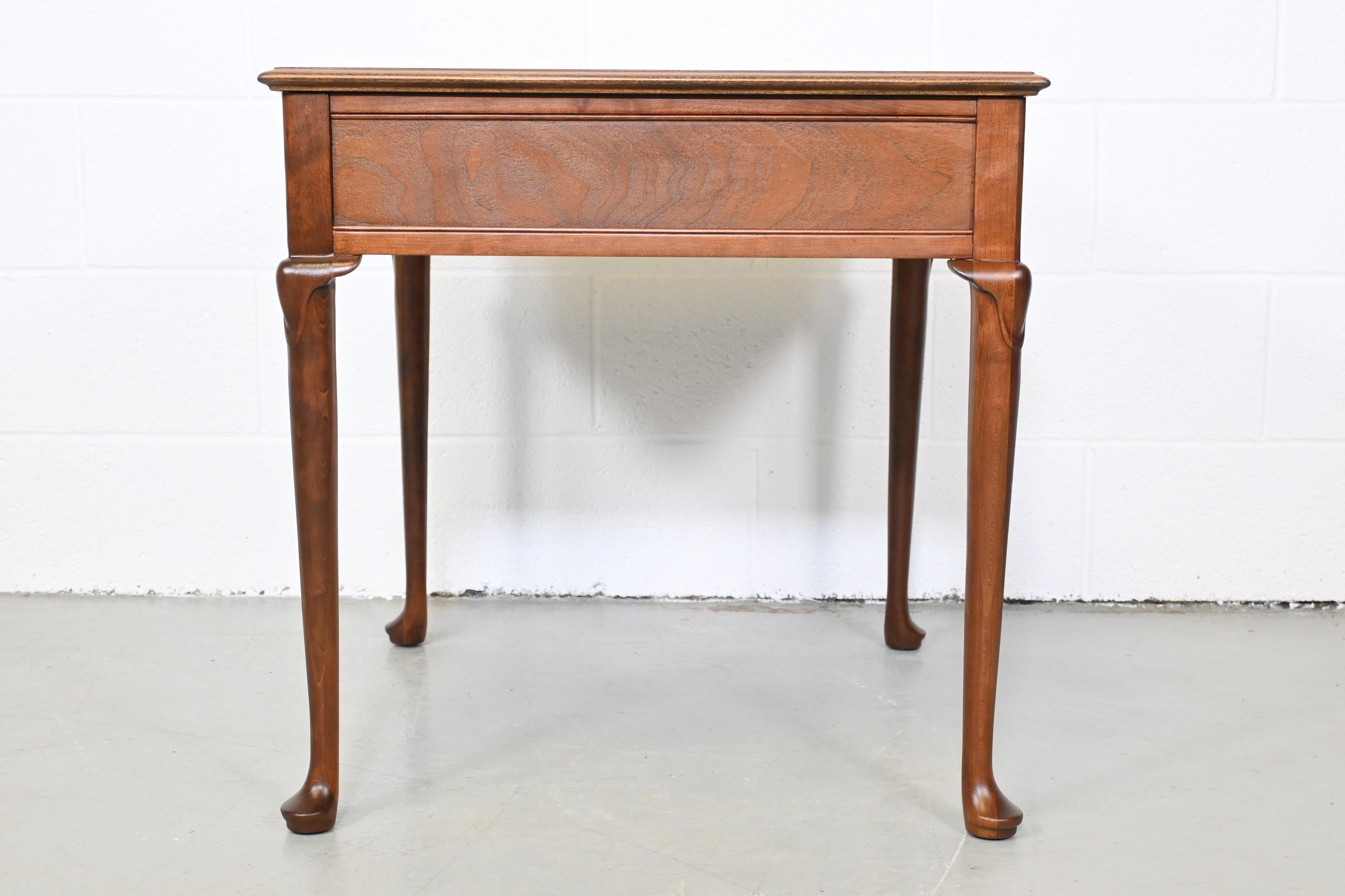 Mueble Baker Mesa auxiliar de madera Burl Queen Anne en venta 5