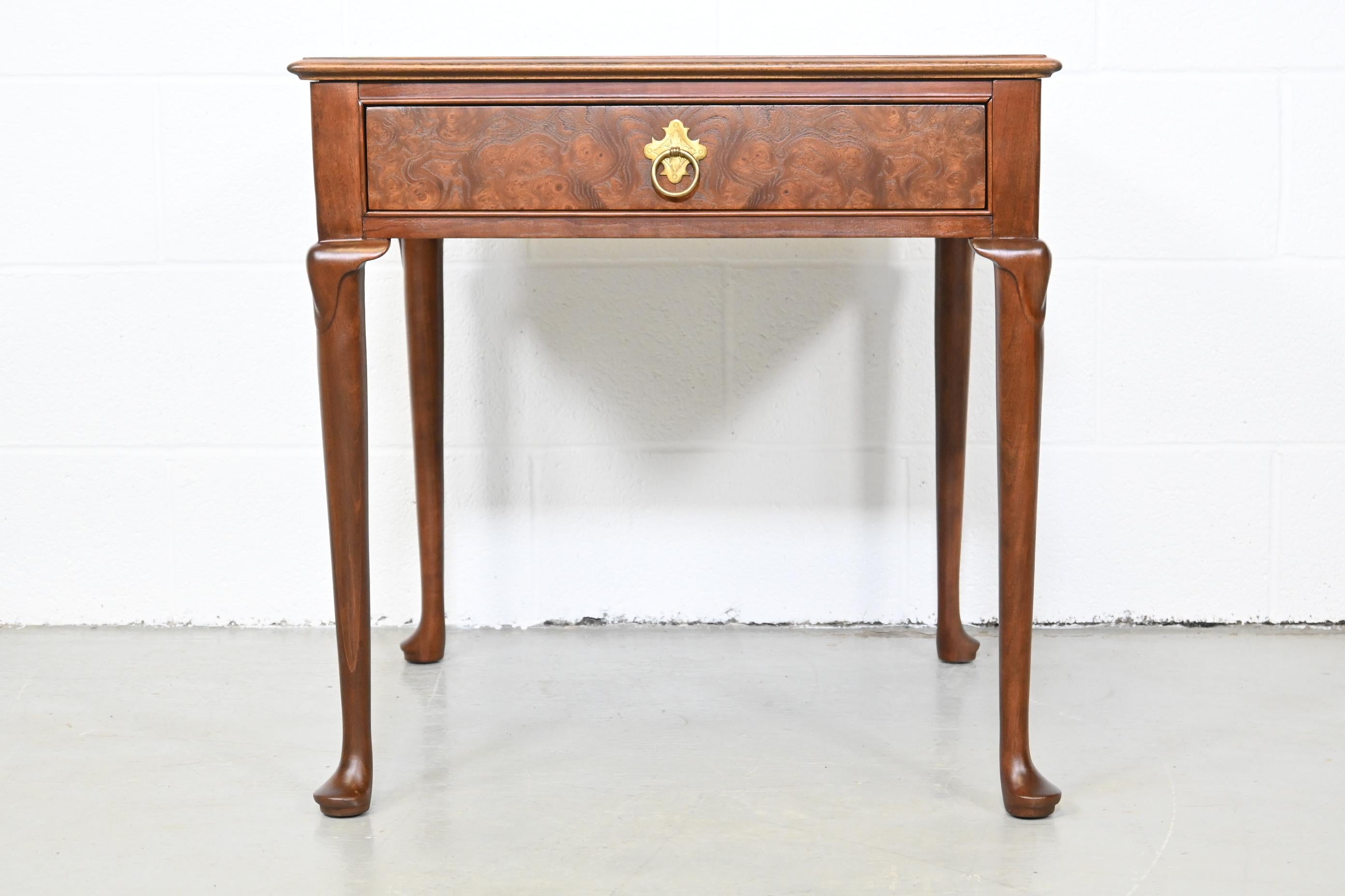 Baker Furniture Queen Anne Burl Wood Side or End Table

Baker Furniture, USA, 1980s

Measures: 24 Wide x 25.88 Deep x 24 High

Walnut, cherry, and burl wood end table with one drawer and brass pull.

Professionally Refinished. Excellent