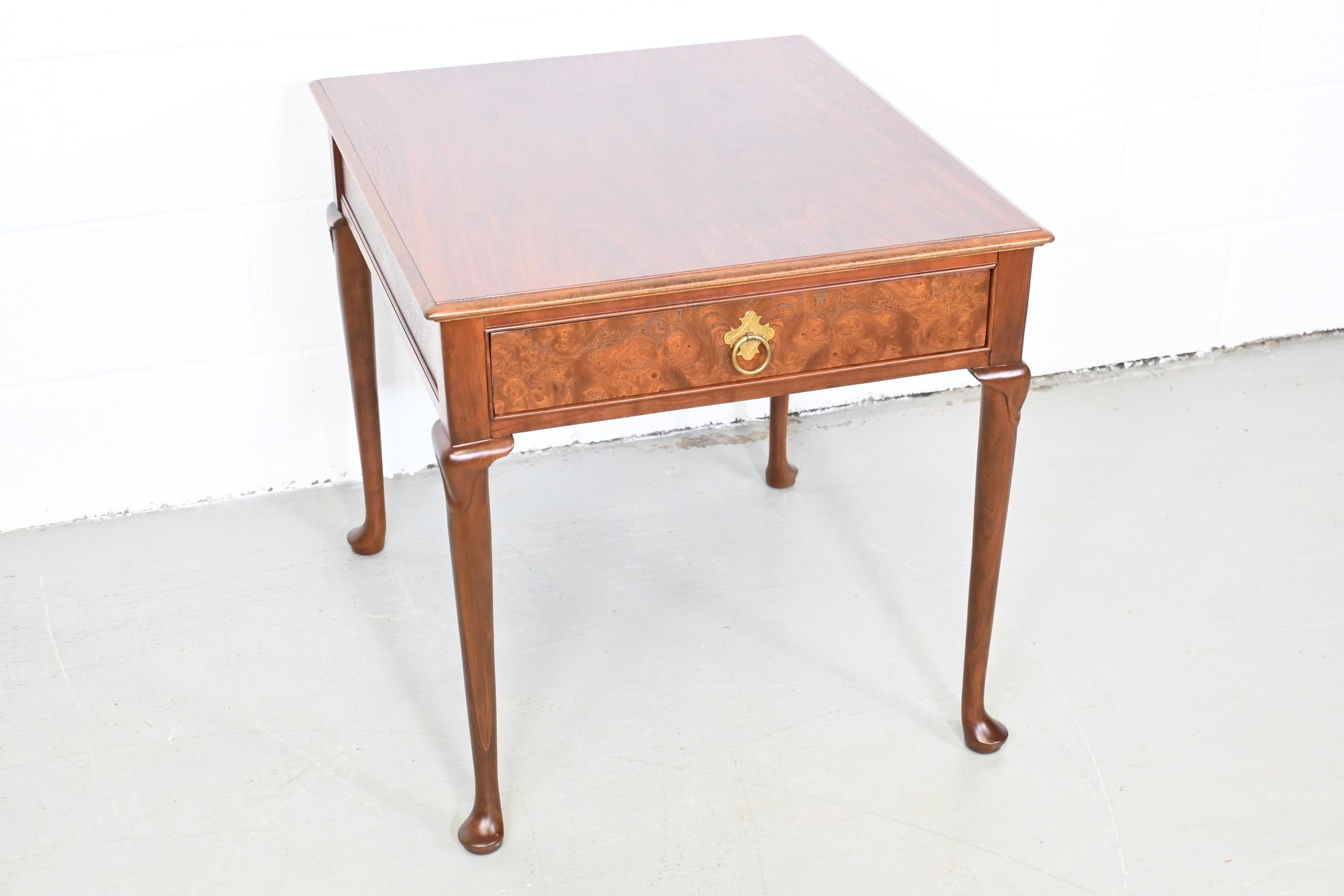 Mueble Baker Mesa auxiliar de madera Burl Queen Anne Cereza en venta