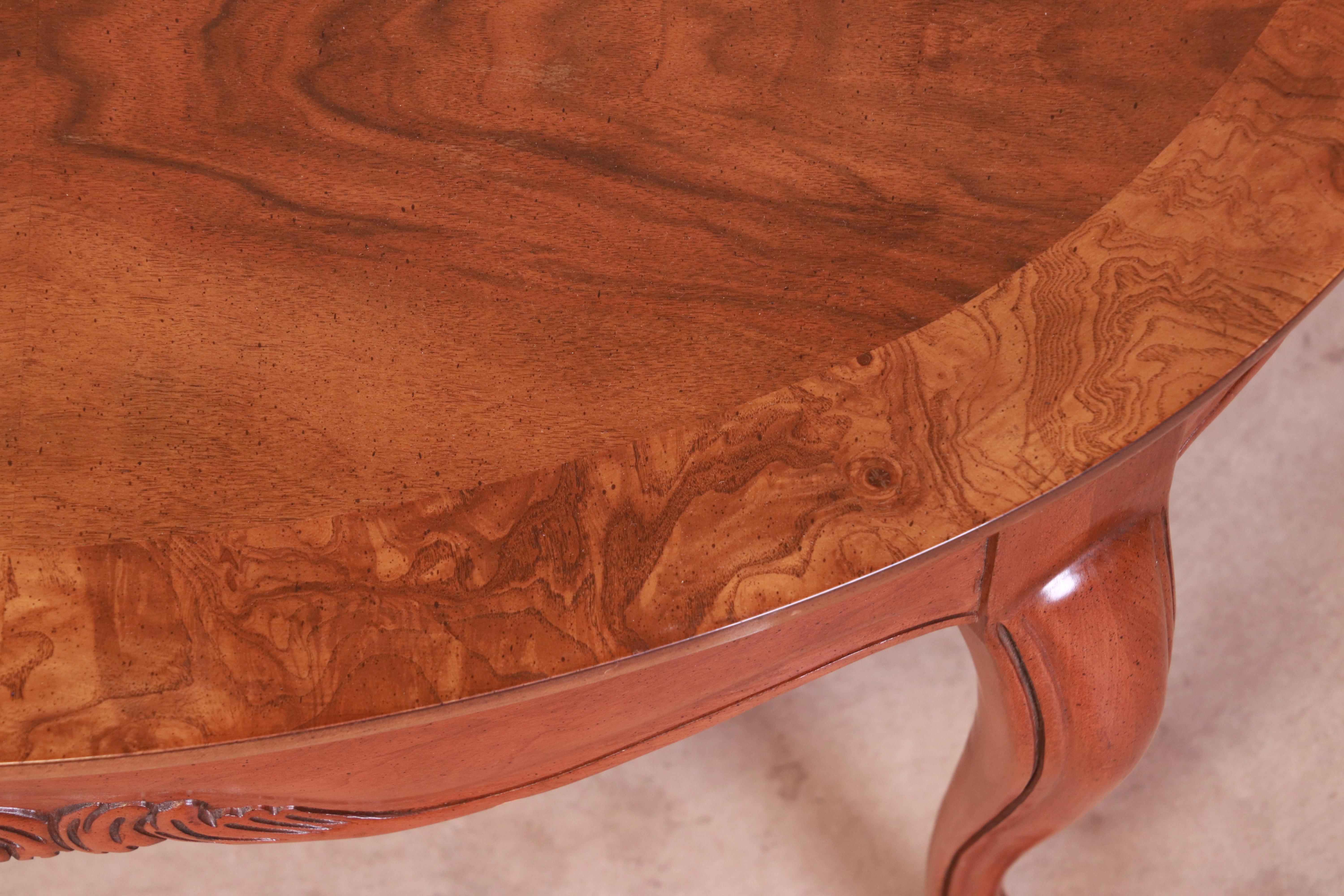 Table basse Queen Anne en ronce de noyer et bois de cerisier de Baker Furniture en vente 4
