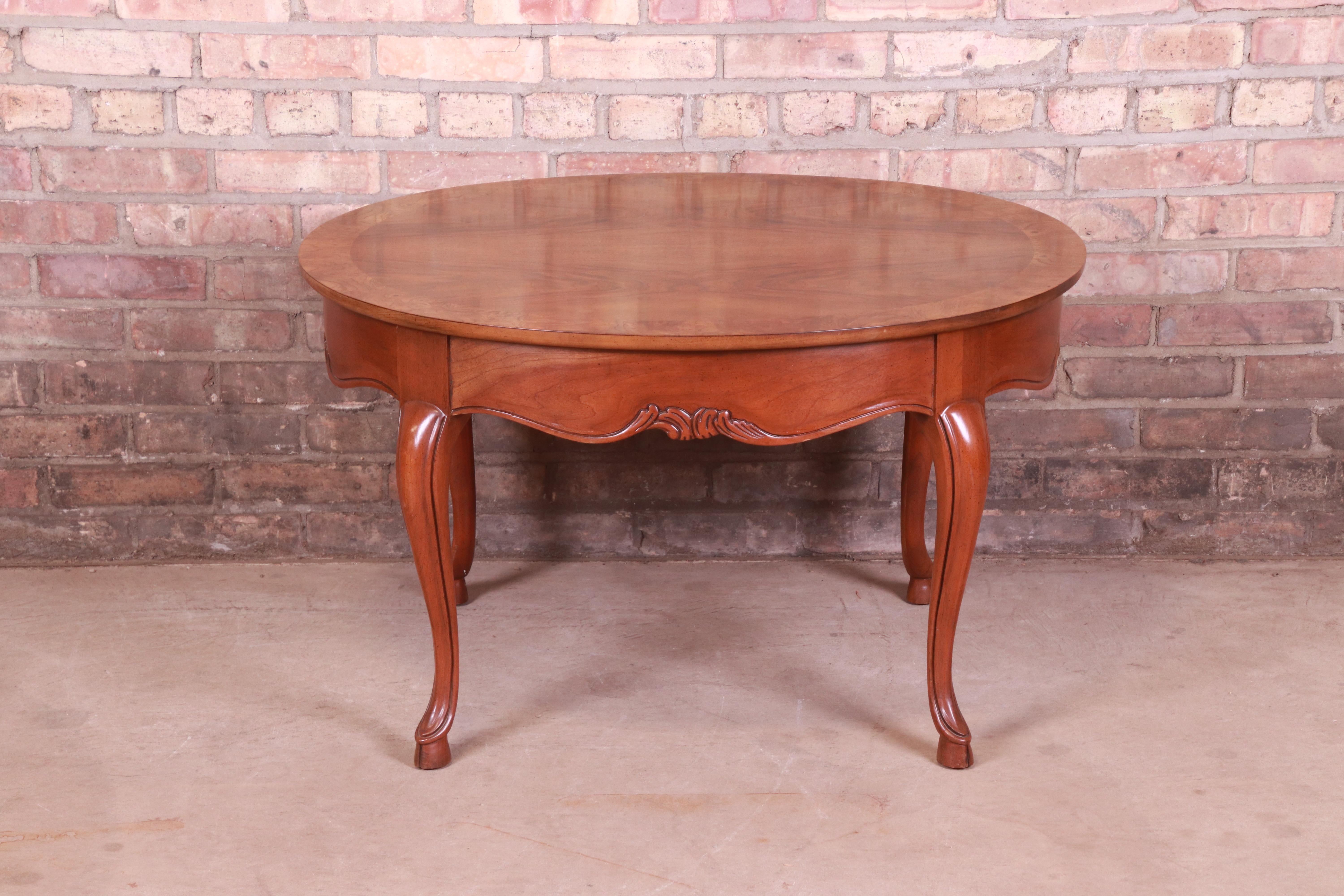 A gorgeous Queen Anne style coffee table

By Baker Furniture

USA, Circa 1980s

Banded burled walnut top, with carved cherry wood legs.

Measures: 35