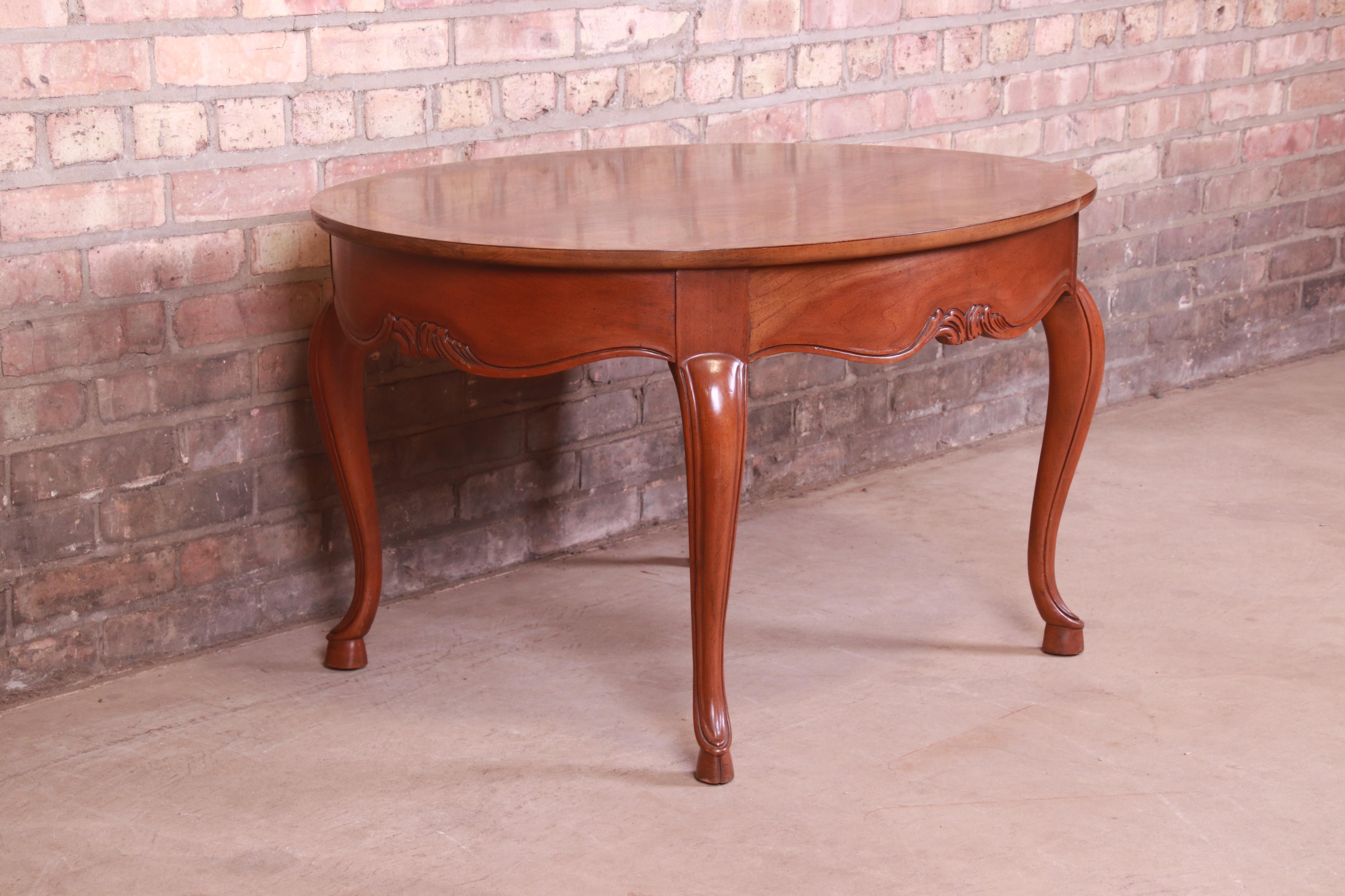 Cerise Table basse Queen Anne en ronce de noyer et bois de cerisier de Baker Furniture en vente