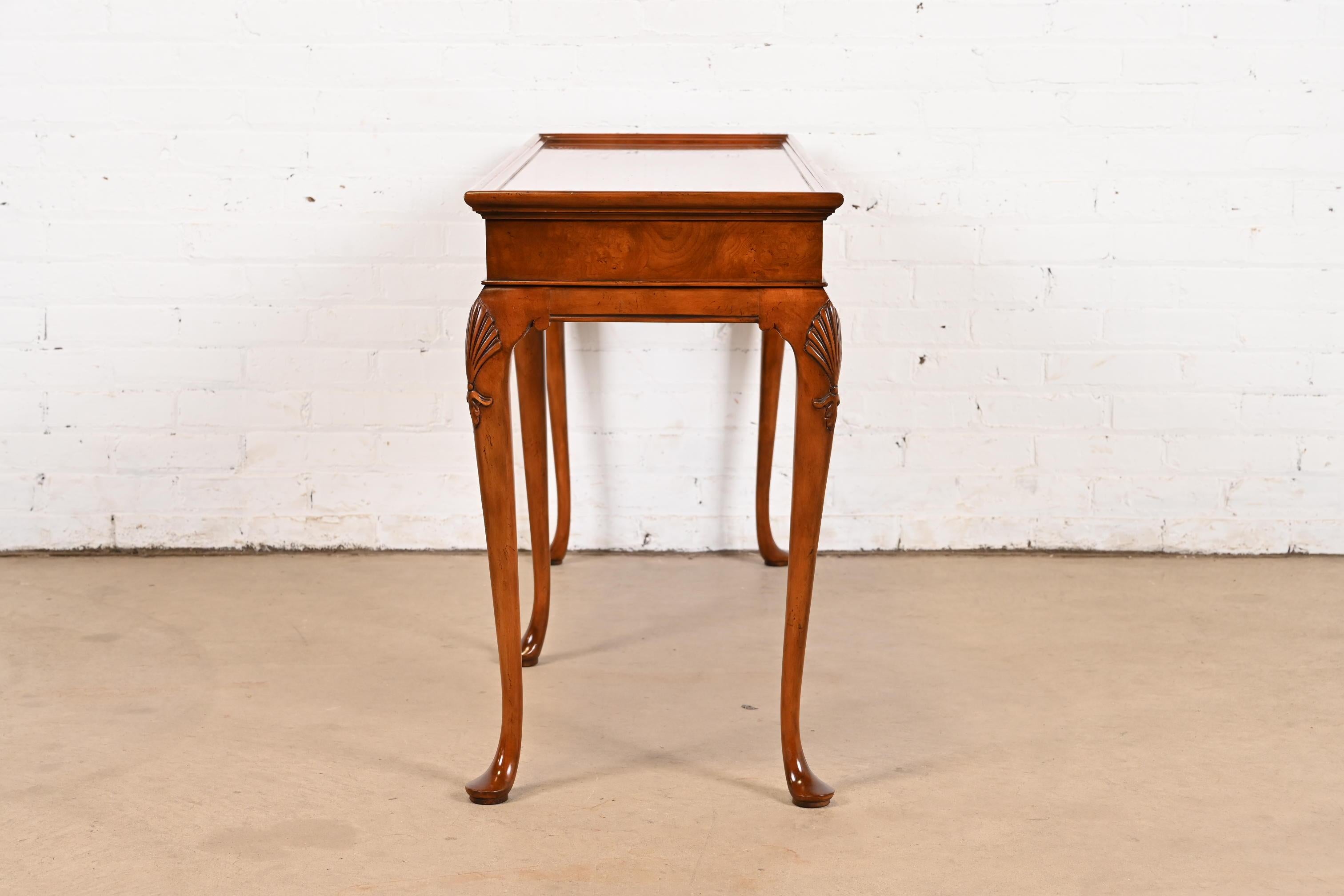 Tavola consolle o credenza in noce bulinato di Baker Furniture Queen Anne in vendita 3
