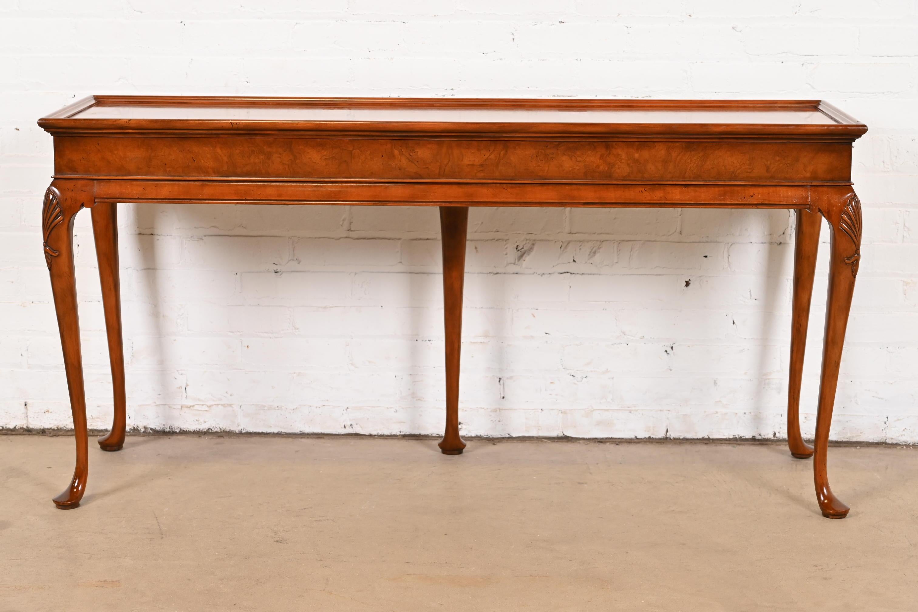 Tavola consolle o credenza in noce bulinato di Baker Furniture Queen Anne in vendita 4