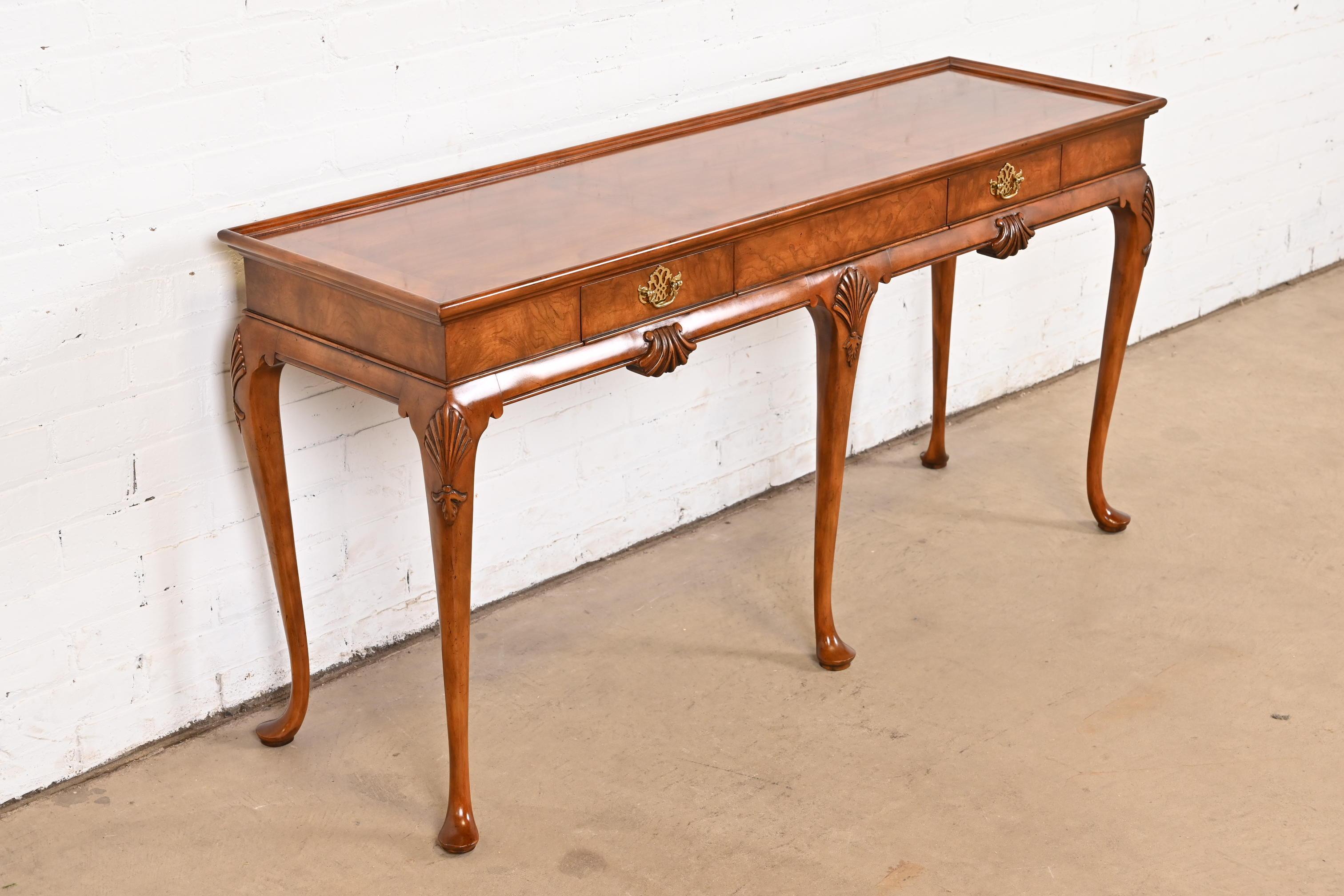 Una splendida credenza, un buffet o un tavolo da console in stile Queen Anne

Da Baker Furniture 

USA, circa anni '1980

In legno di noce burlato, con gambe cabriole intagliate e ferramenta originale in ottone.

Misure: 54 