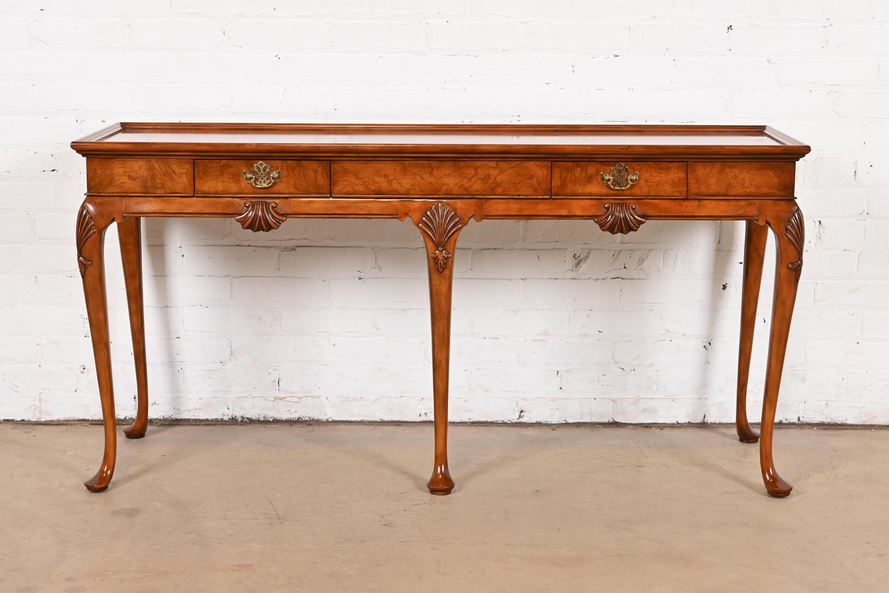 Regina Anna Tavola consolle o credenza in noce bulinato di Baker Furniture Queen Anne in vendita