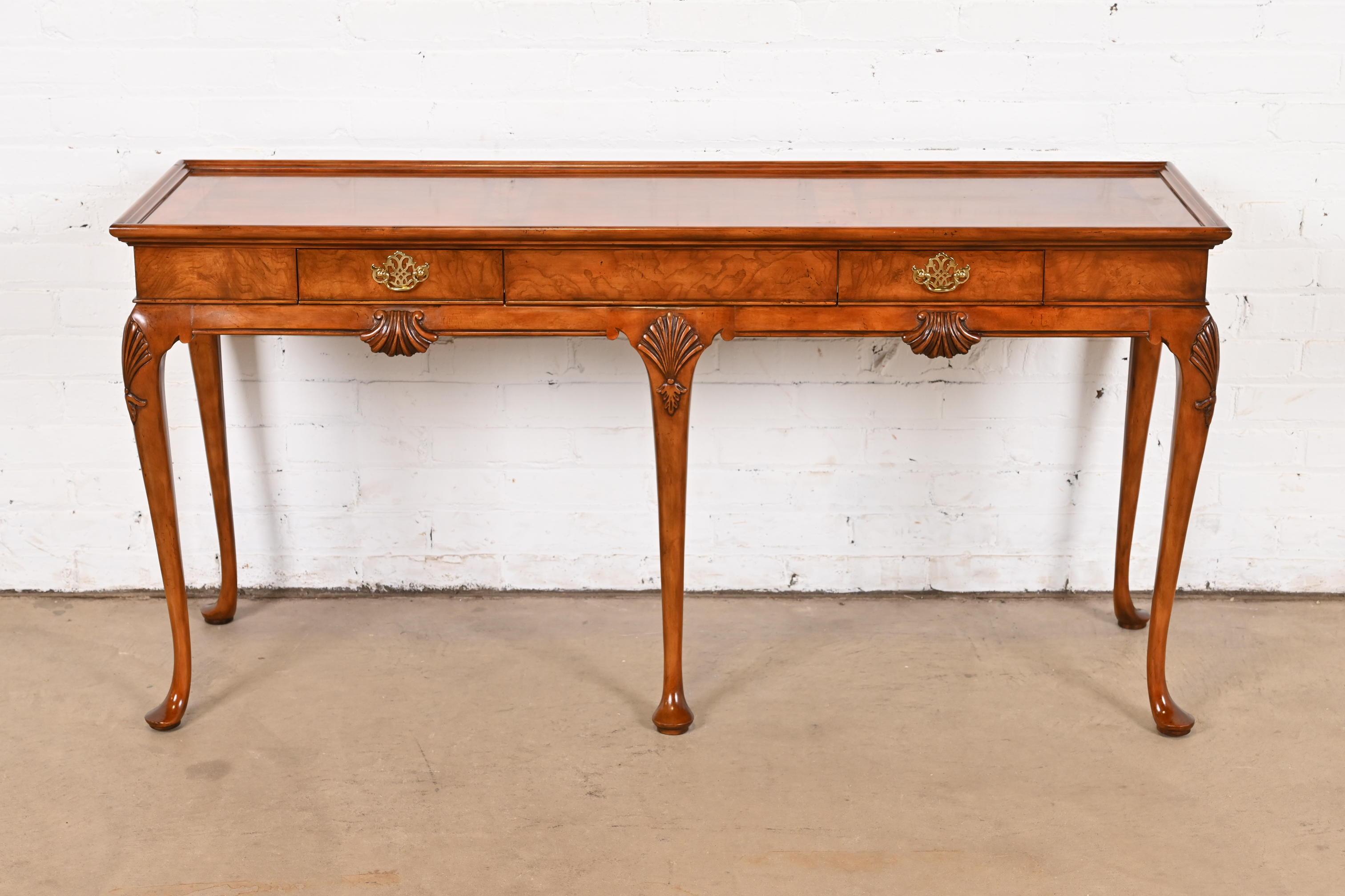 Americano Tavola consolle o credenza in noce bulinato di Baker Furniture Queen Anne in vendita