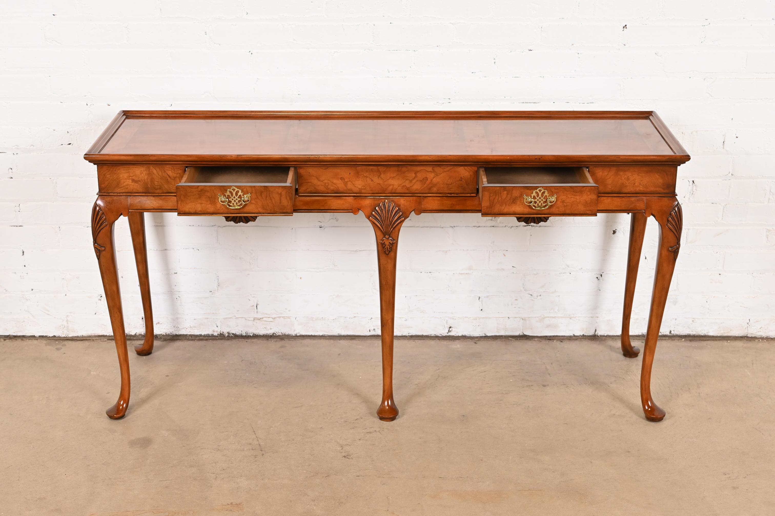 Tavola consolle o credenza in noce bulinato di Baker Furniture Queen Anne In condizioni buone in vendita a South Bend, IN