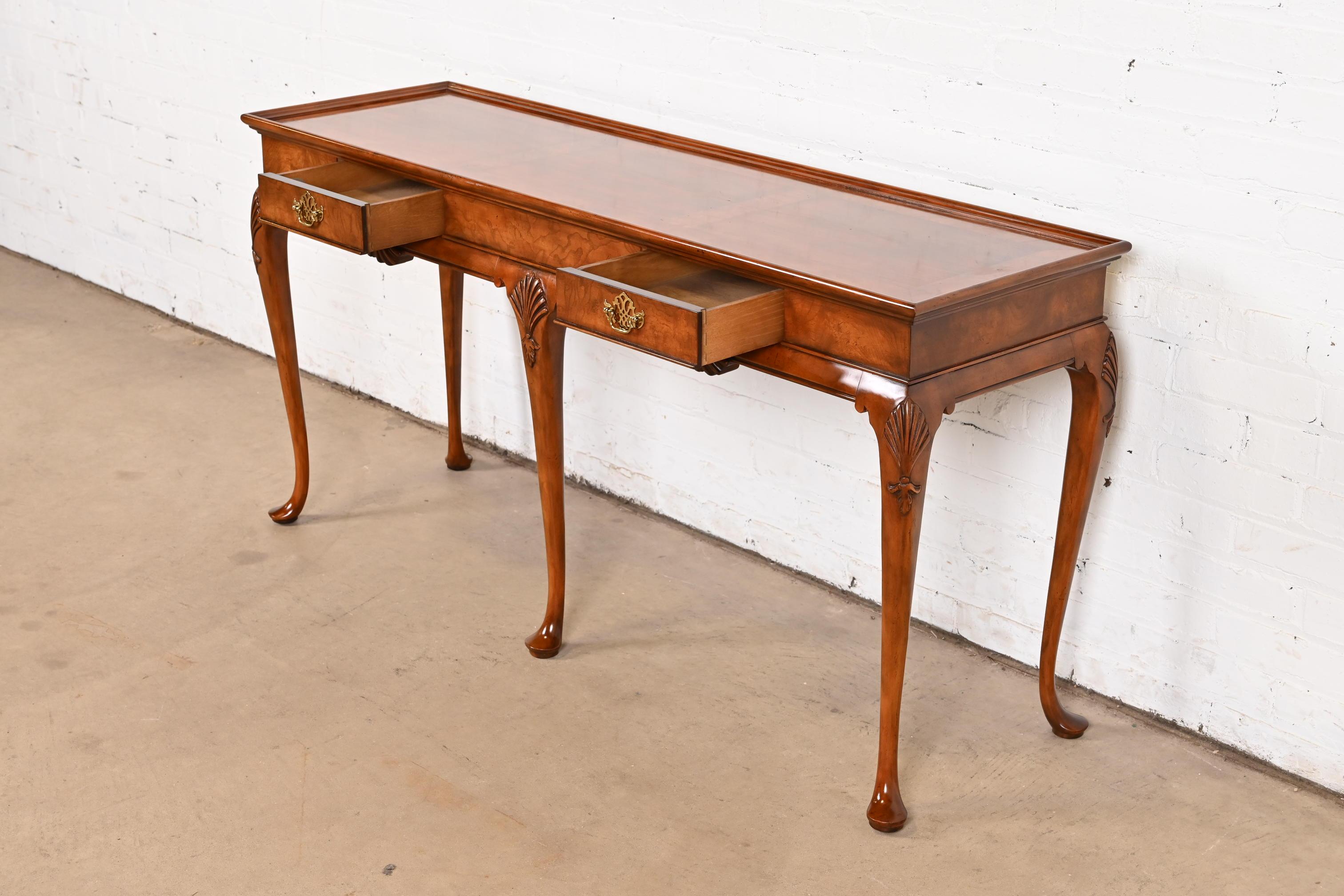Fine XX secolo Tavola consolle o credenza in noce bulinato di Baker Furniture Queen Anne in vendita