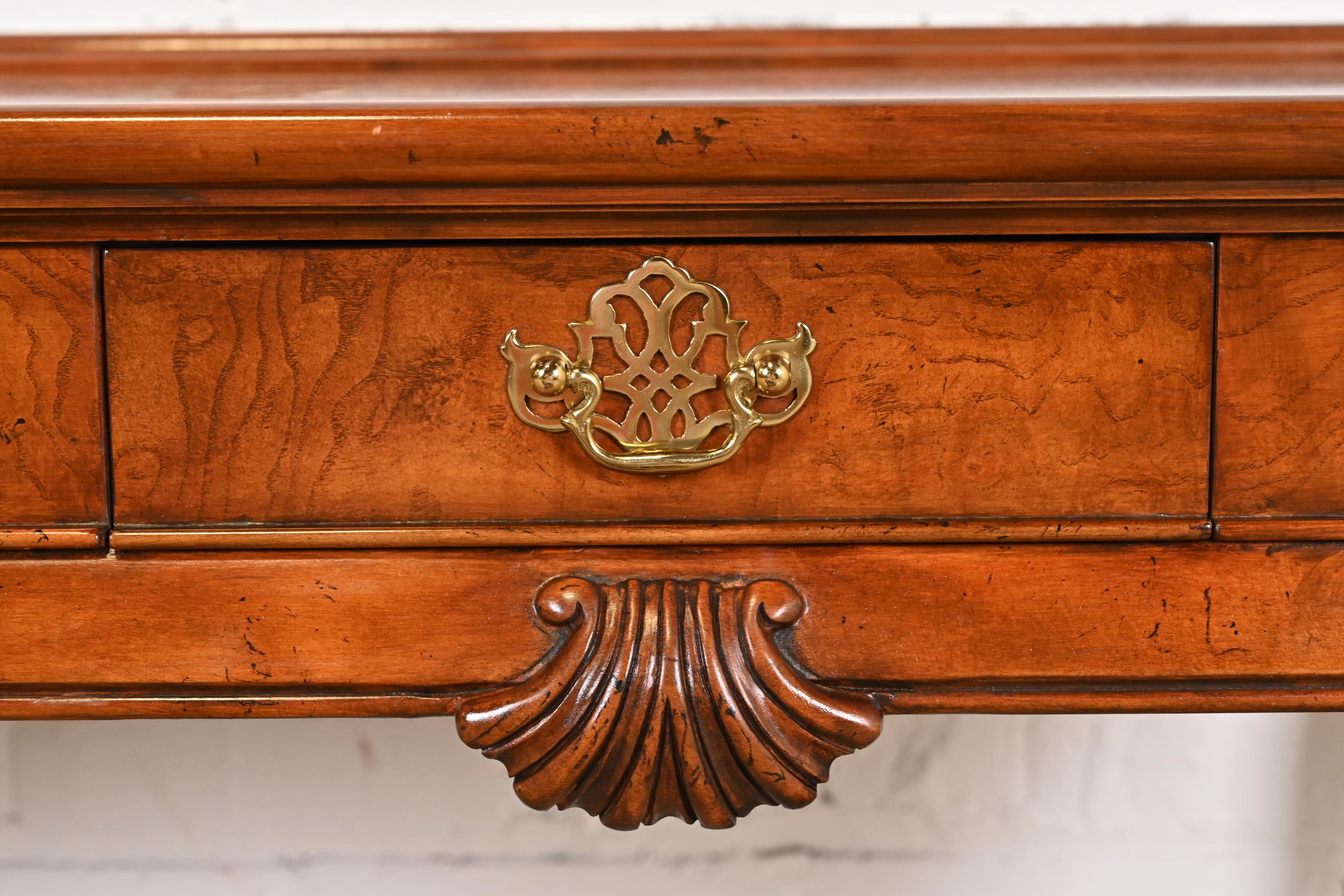 Ottone Tavola consolle o credenza in noce bulinato di Baker Furniture Queen Anne in vendita