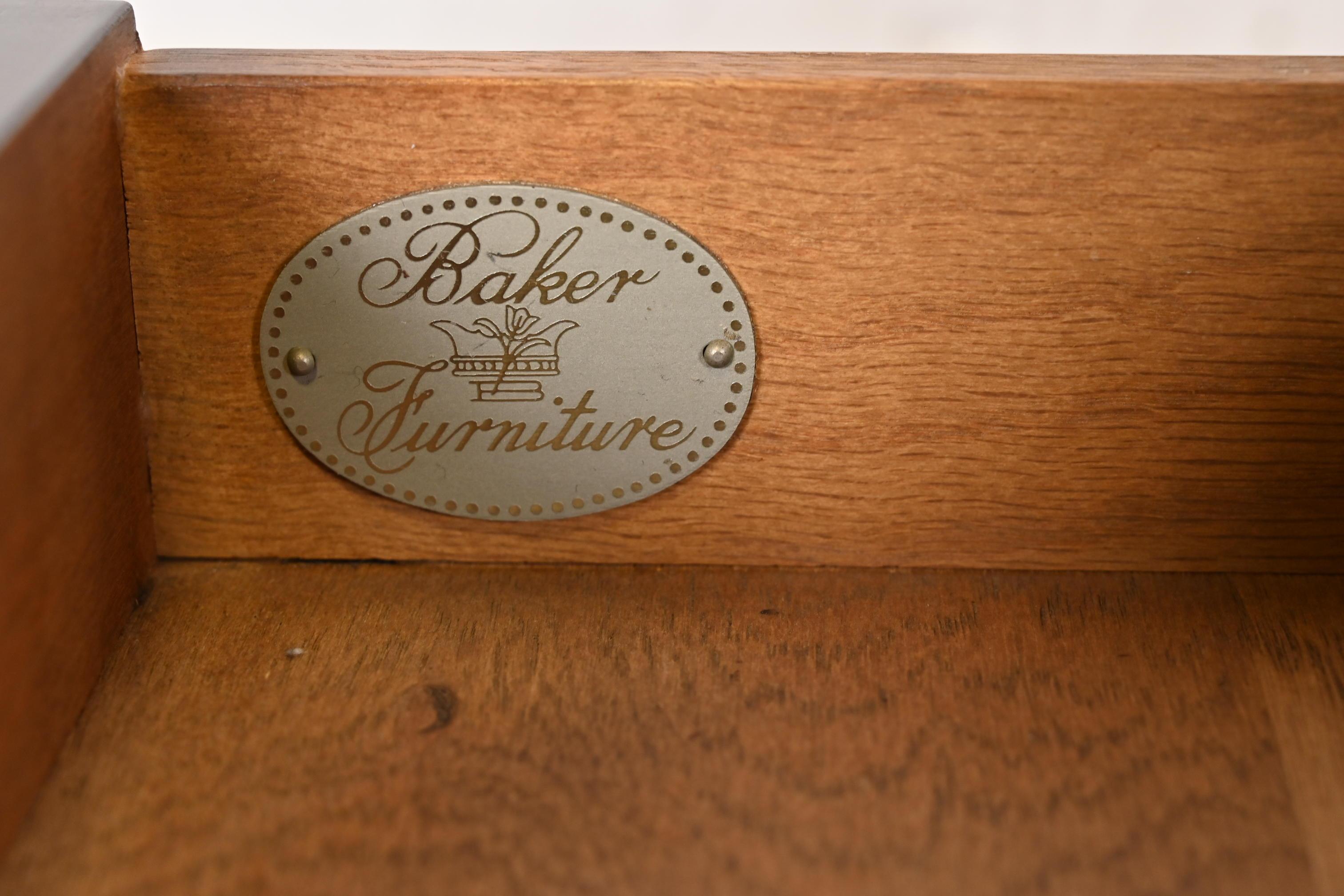 Tavola consolle o credenza in noce bulinato di Baker Furniture Queen Anne in vendita 1