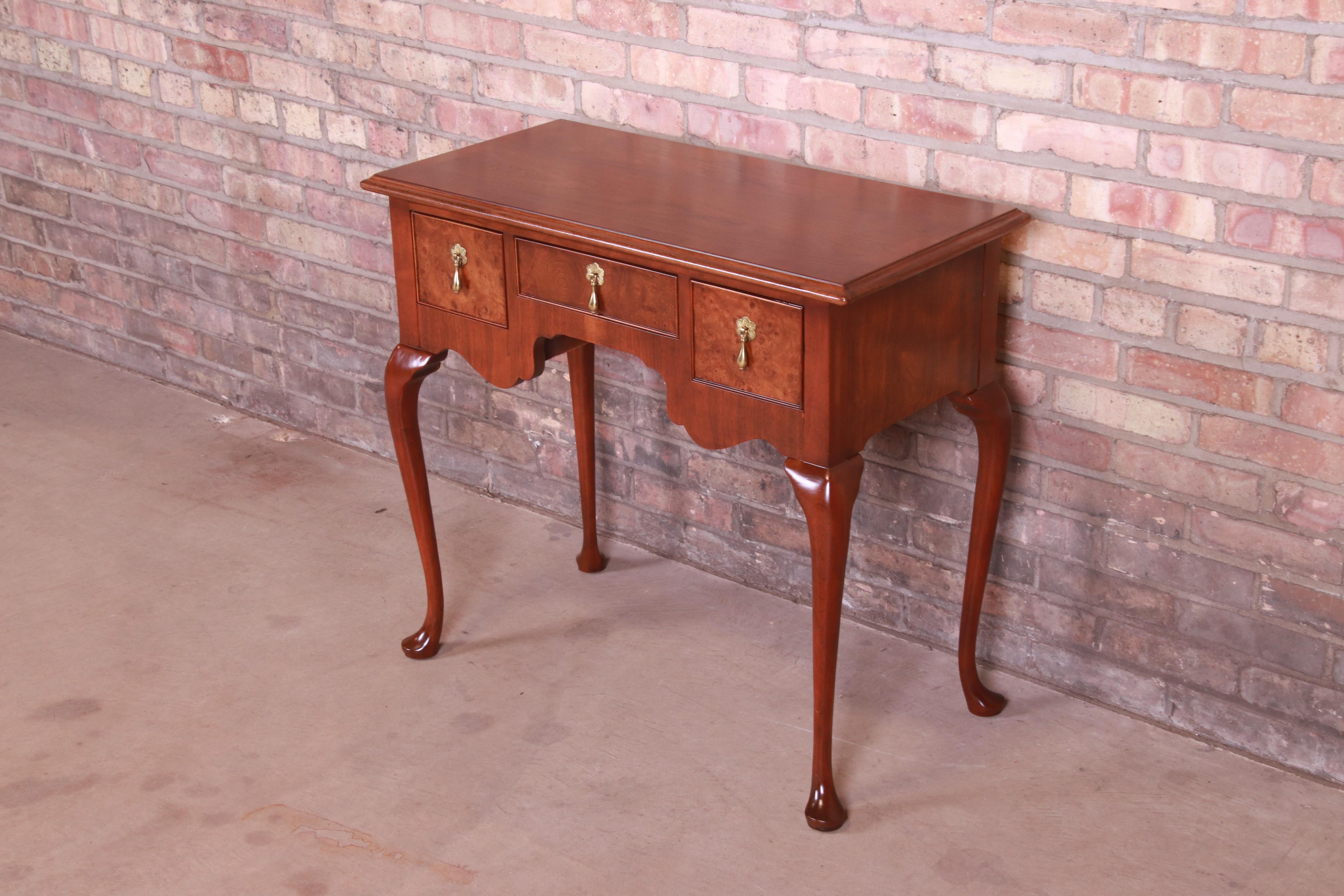A gorgeous Queen Anne style lowboy dresser, entry table, or console table

By Baker Furniture,

USA, circa 1980s

Book-matched banded walnut, with burled walnut drawer fronts, carved solid walnut cabriole legs, and original brass teardrop
