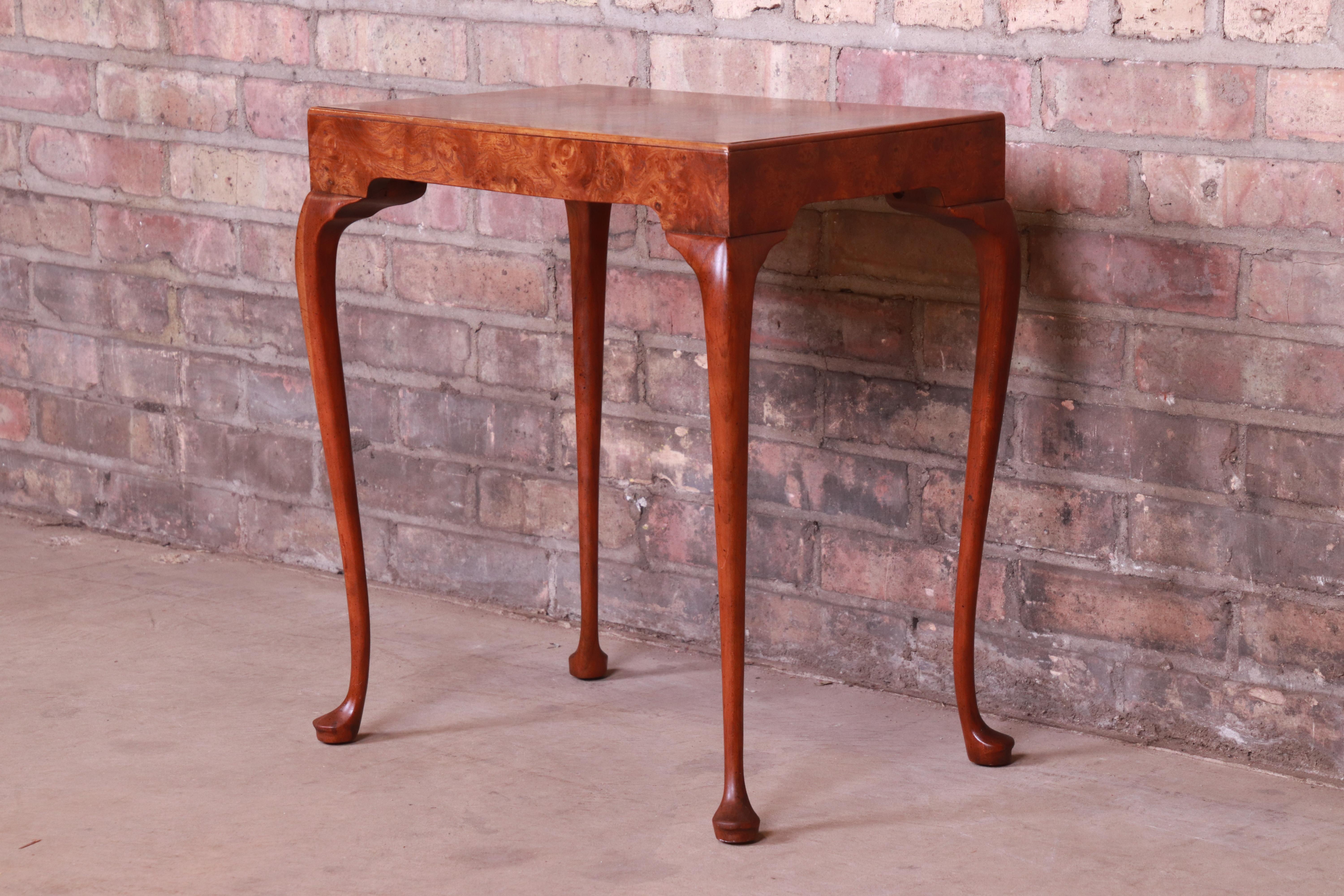 A gorgeous Queen Anne style burled walnut side table

By Baker Furniture

USA, late 20th century

Measures: 19