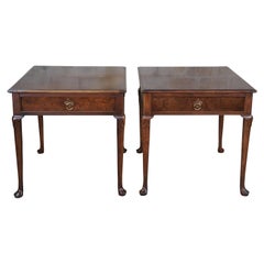 Baker Furniture Tables d'appoint Queen Anne en noyer flambé Paire de tables de nuit Vintage
